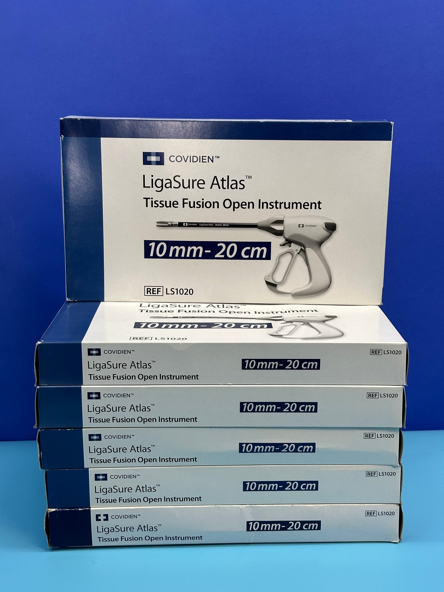 Covidien LigaSure Atlas™ tissue fusion open instrument (LS1020) is a blunt tip vessel sealer and divider, featuring a 20 cm shaft for use in open procedures.
