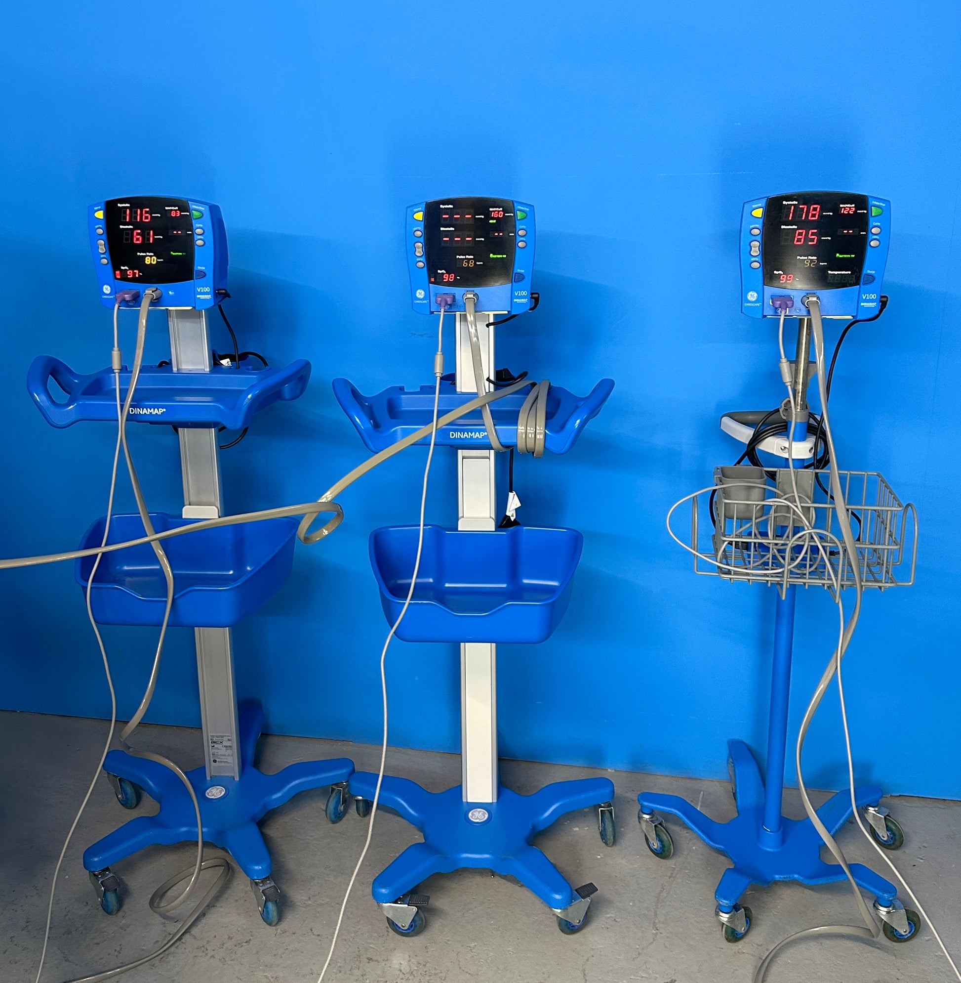 Dinamap V100  SPO2 BP Cuff Roll Stand Display with Parameters