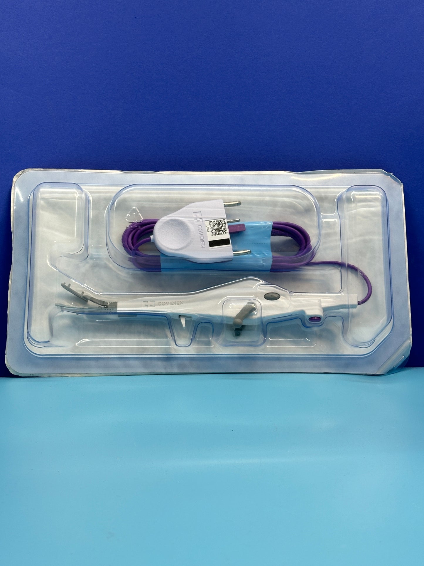 Covidien LigaSure™ curved jaw, open device is compatible with the Valleylab™ LS10, FT10 and ForceTriad™ energy platform.