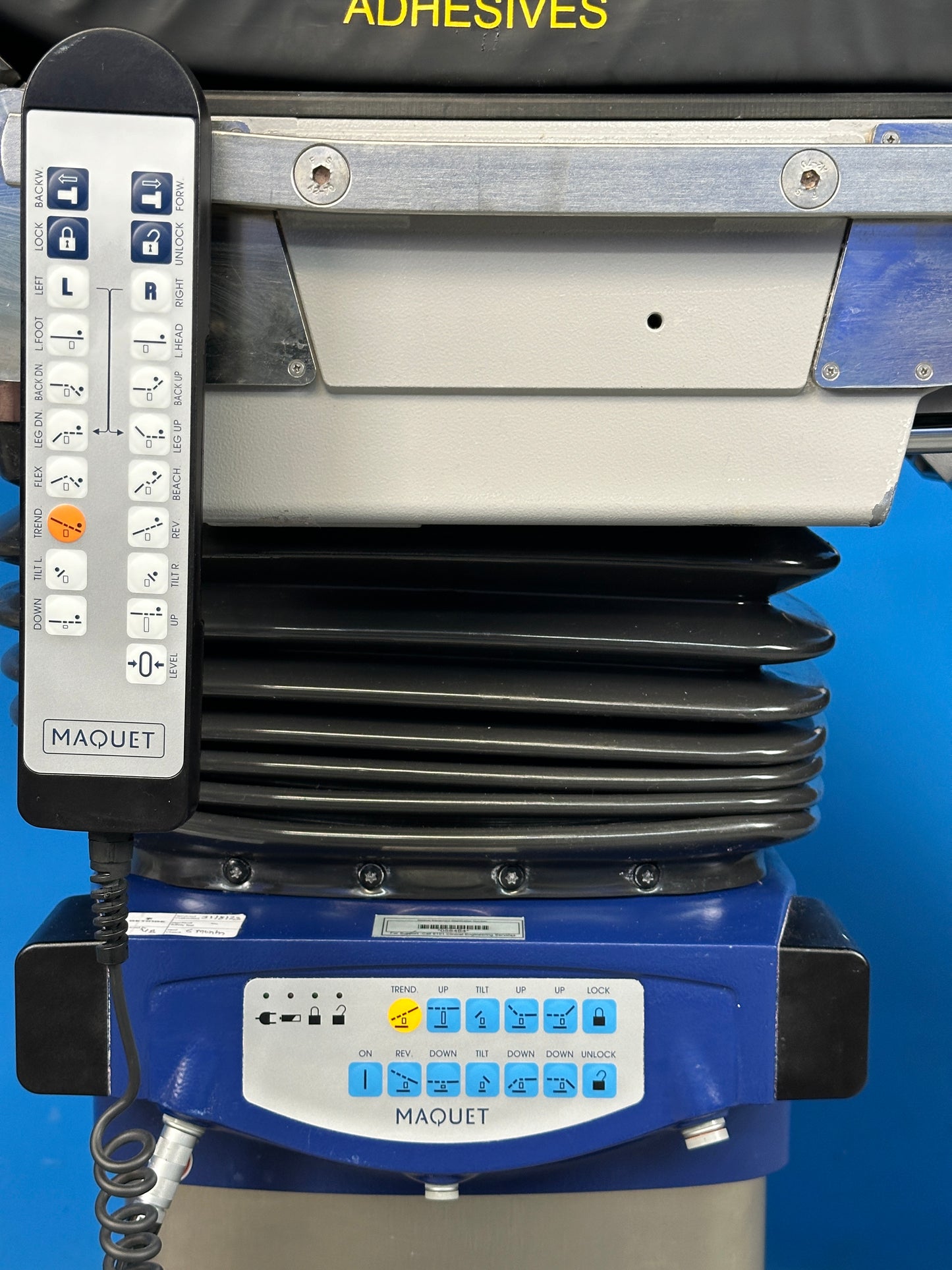 Operating Table AlphaMaxx With a maximum overall load of 450 kg / 1000 lbs Safe three-point base A superior motorized positions of table movements easily controlled via the Maquet hand control