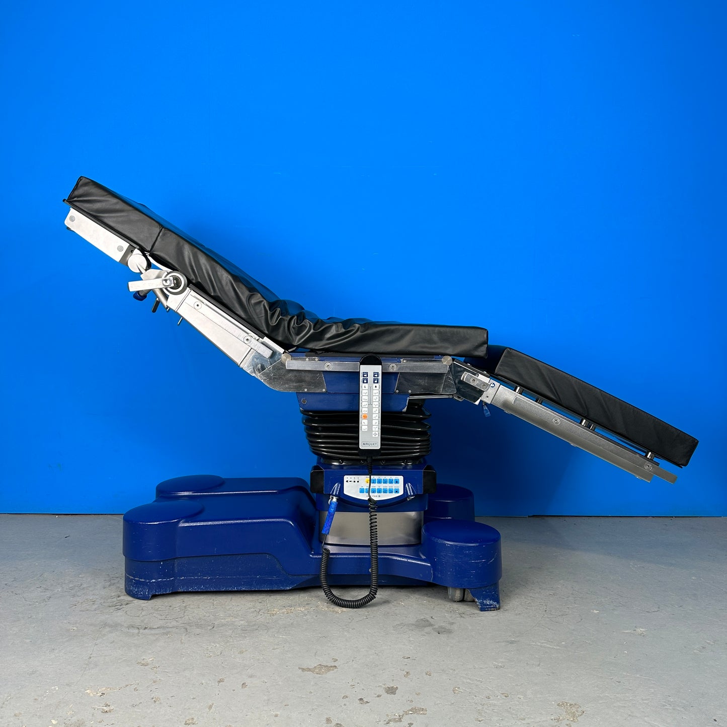 Maquet AlphaMaxx Electric Operating Table with Remote With a maximum overall load of 450 kg / 992 lbs)
