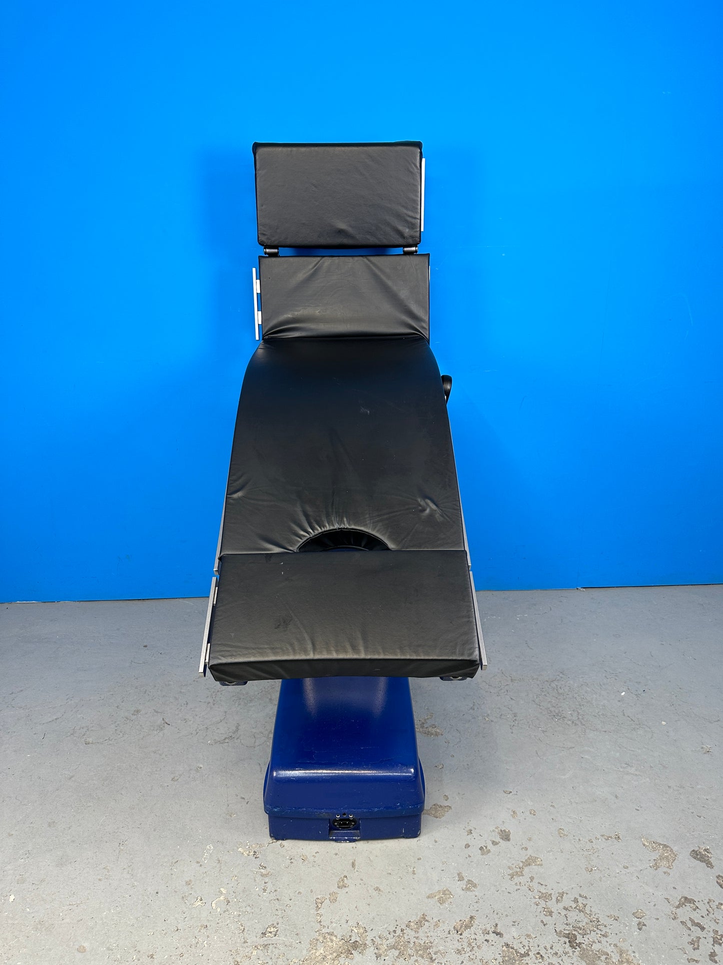 Electrically controlled hydraulic drive for all the table’s essential functions Mounting point allows the quick use of a broad range of socket-mounted modules Back-lit key panel considerably simplifies the work in the dark MIC room.