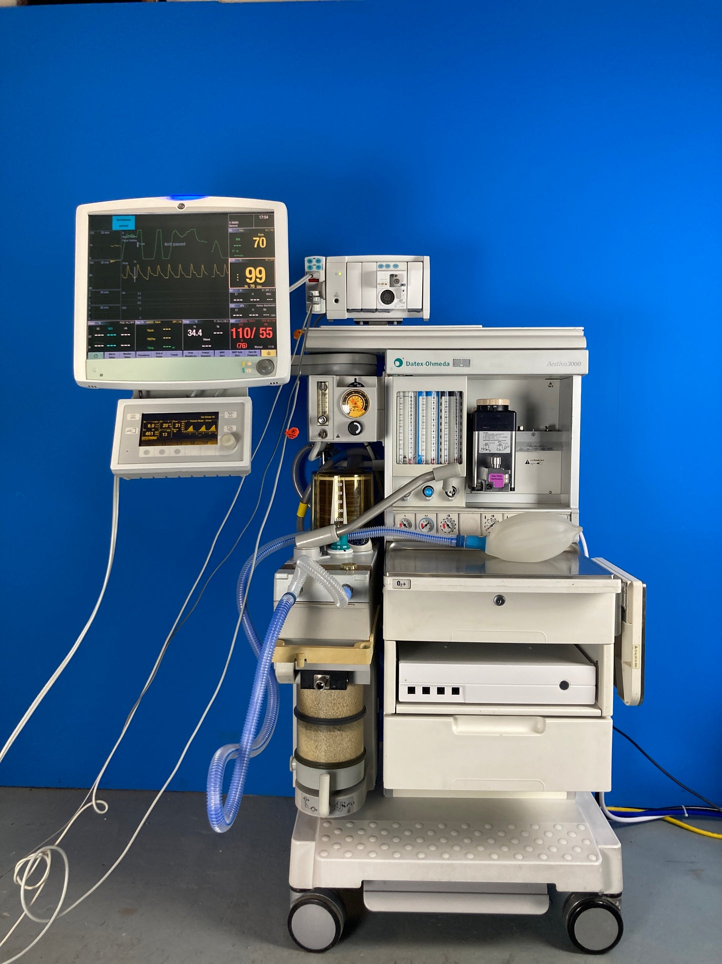 The Aestiva 3000's Smart Vent ventilator has both pressure and volume control modes, which makes it useful for a broader range of patients including neonates, trauma and compromised patients