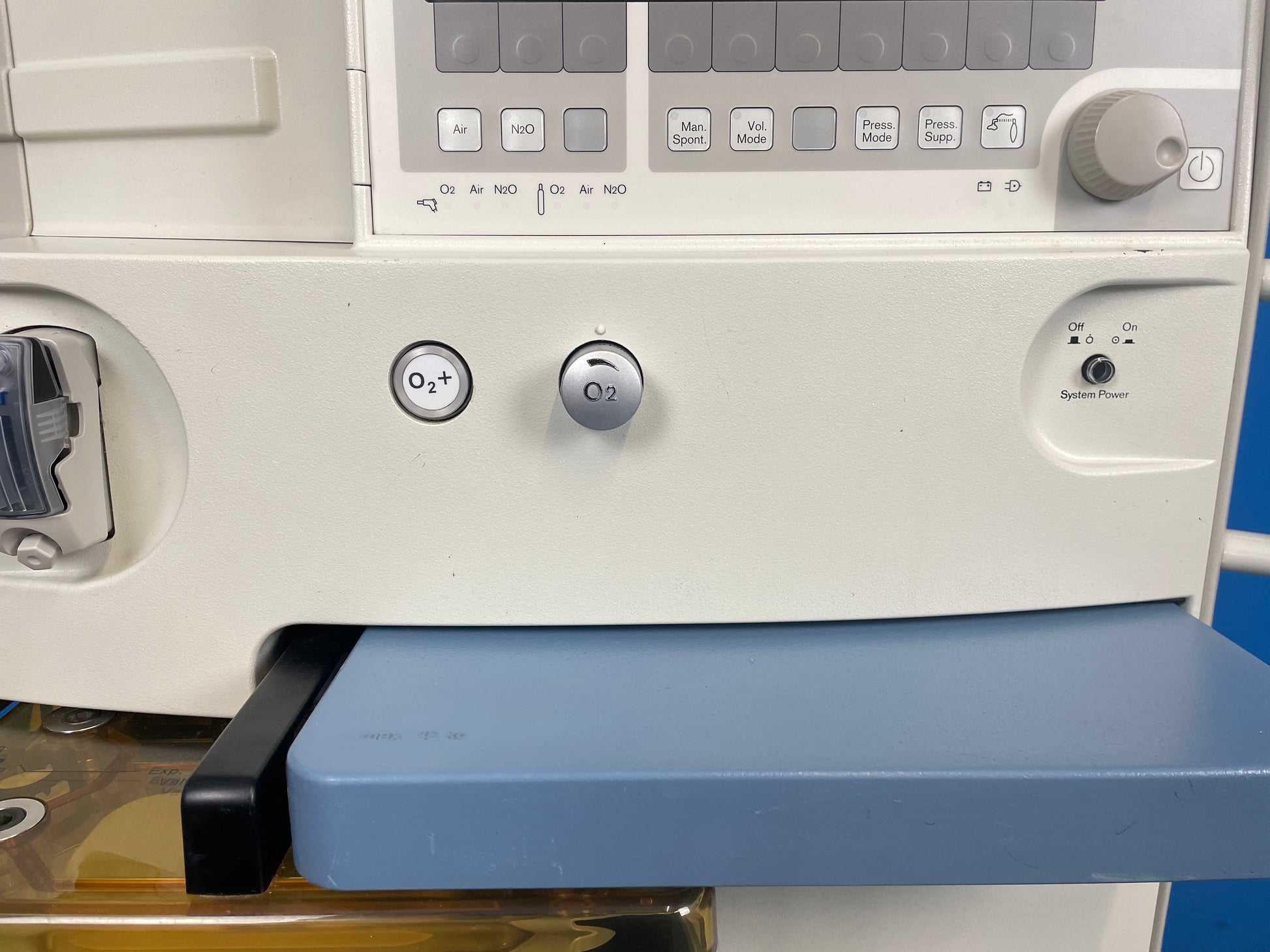 Auxiliary oxygen can be used in any ventilation mode, in standby mode, or even if the machine is switched off, as long as the central O2 gas supply is connected.