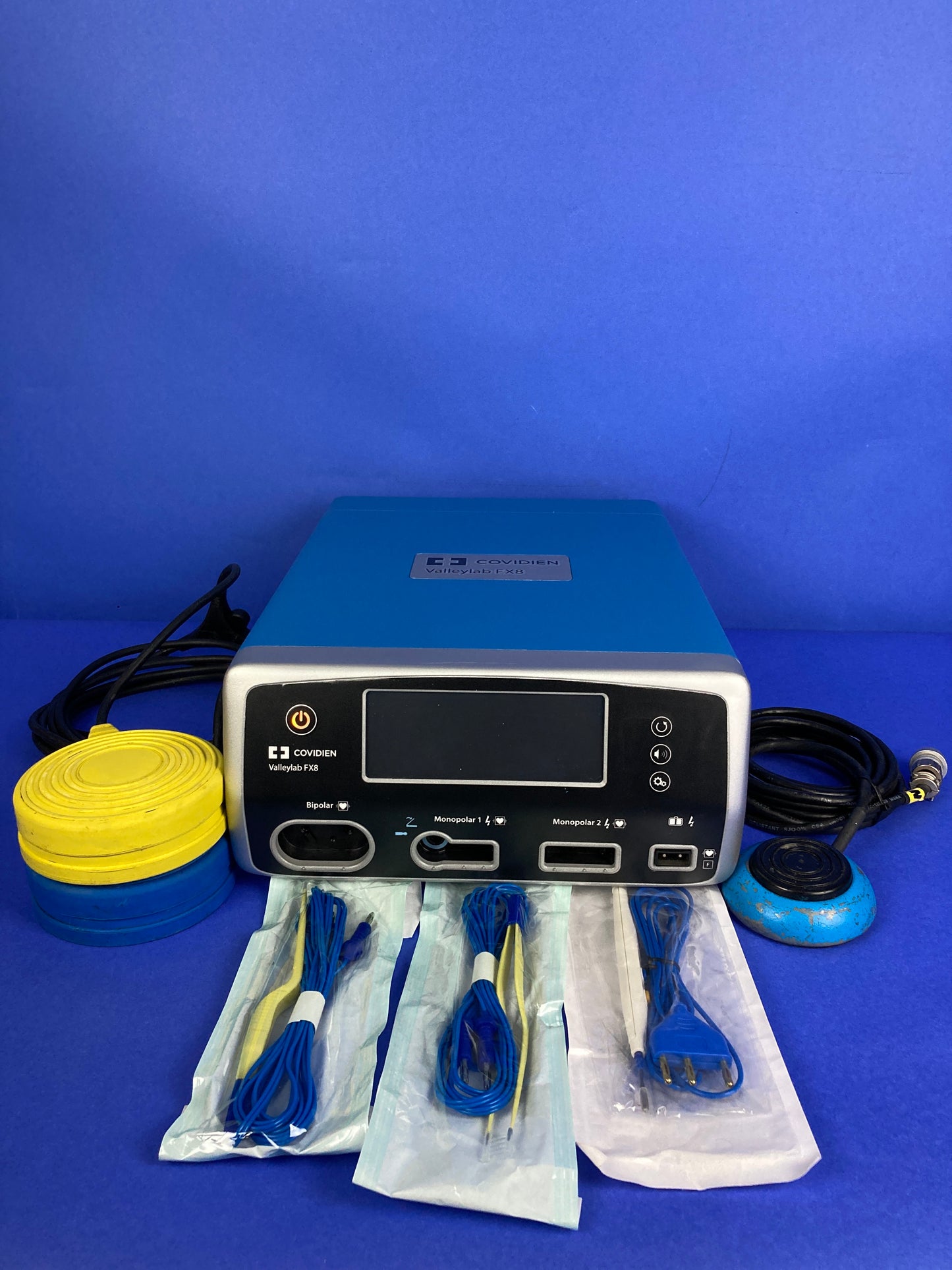 Valleylab™ FX8 energy platform is powered by our intelligent TissueFect™ tissue-sensing technology with Footswitches and handpieces.