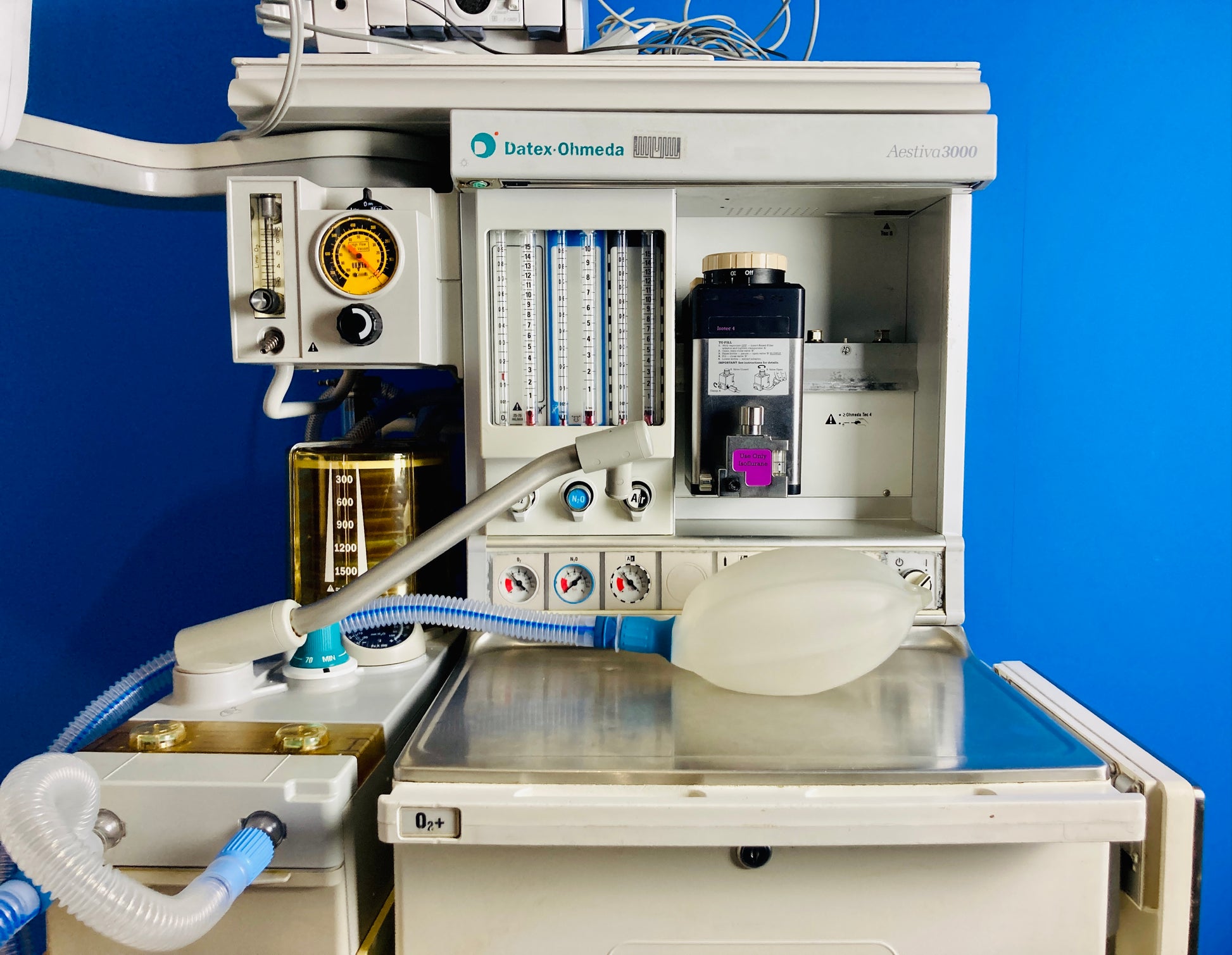 Front view Aestiva 3000 With Vaporiser ventilator below. Enables patient ventilation and. Minimises anaesthesia related risks to patients