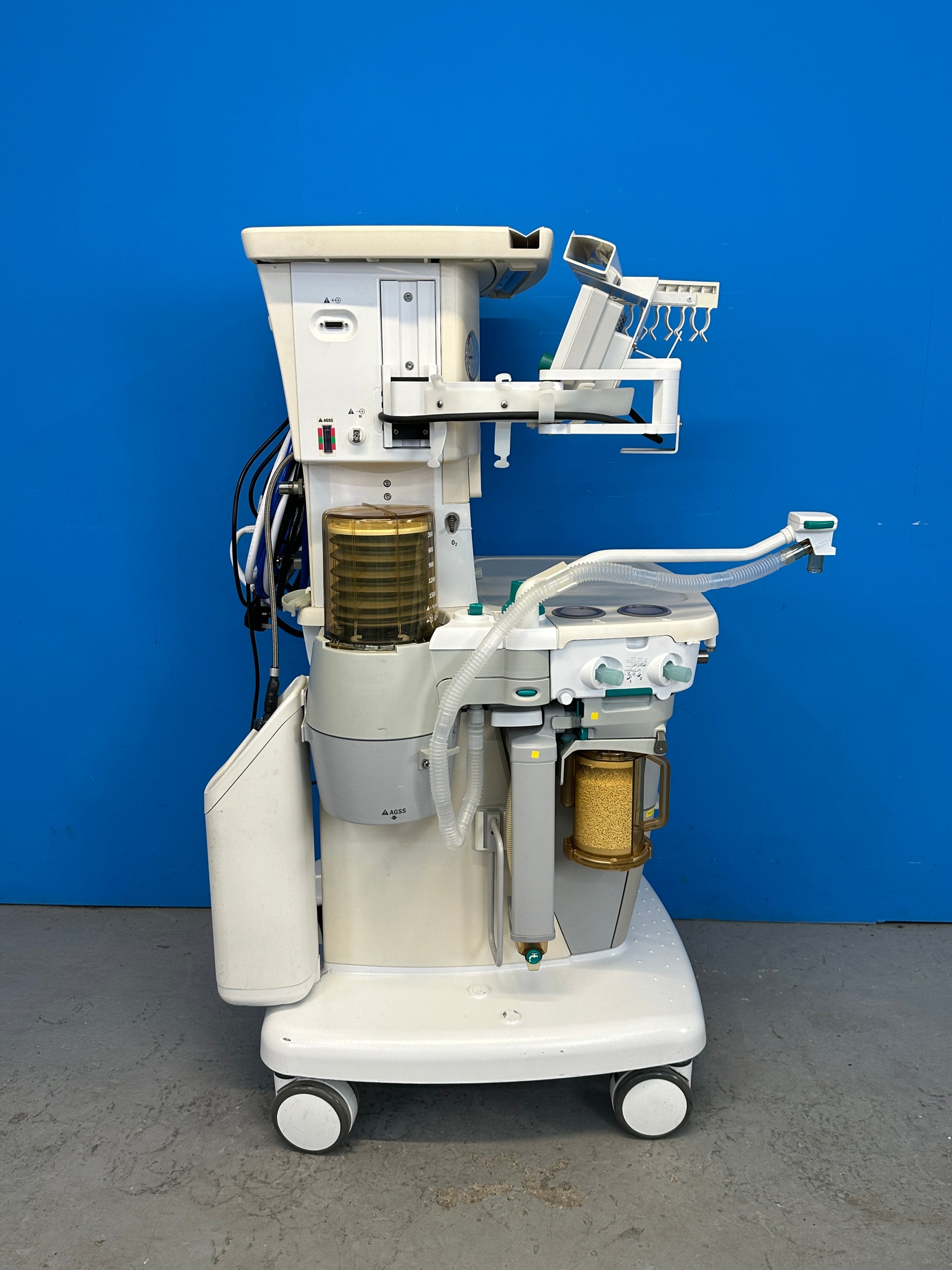 The system uses a microprocessor-controlled ventilator with internal monitors, electronic PEEP, Volume Mode, and other optional features.