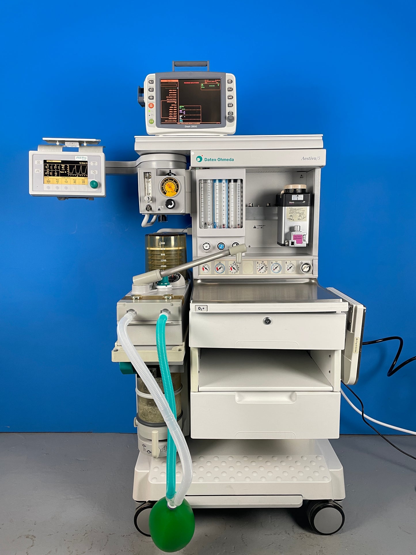 GE Datex Ohmeda Aestiva 5 is a versatile anesthesia machine with an integrated breathing circuit for intensive care ventilation.