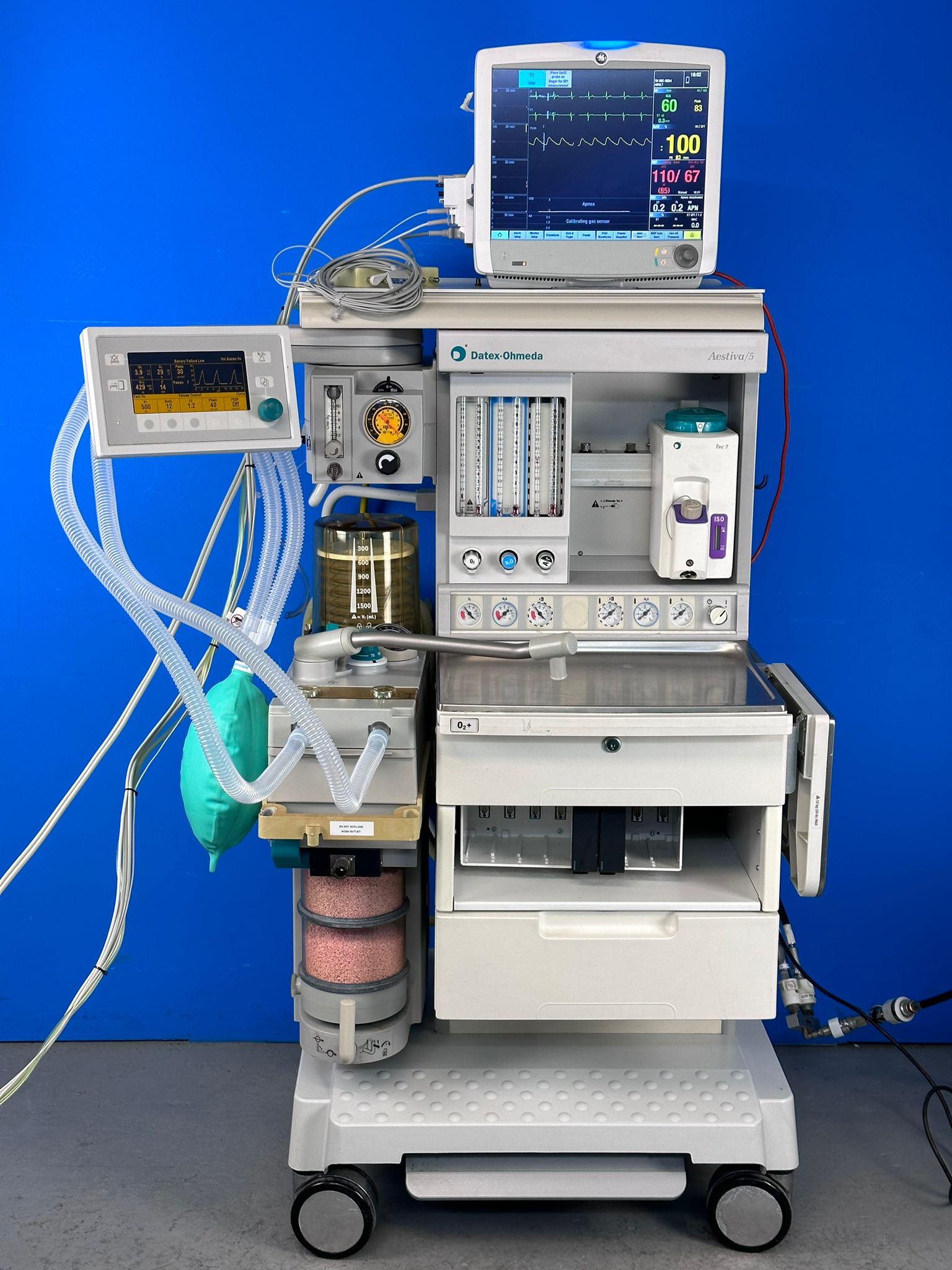 GE Datex Ohmeda Aestiva 5 is a versatile anesthesia machine with an integrated breathing circuit for intensive care ventilation.