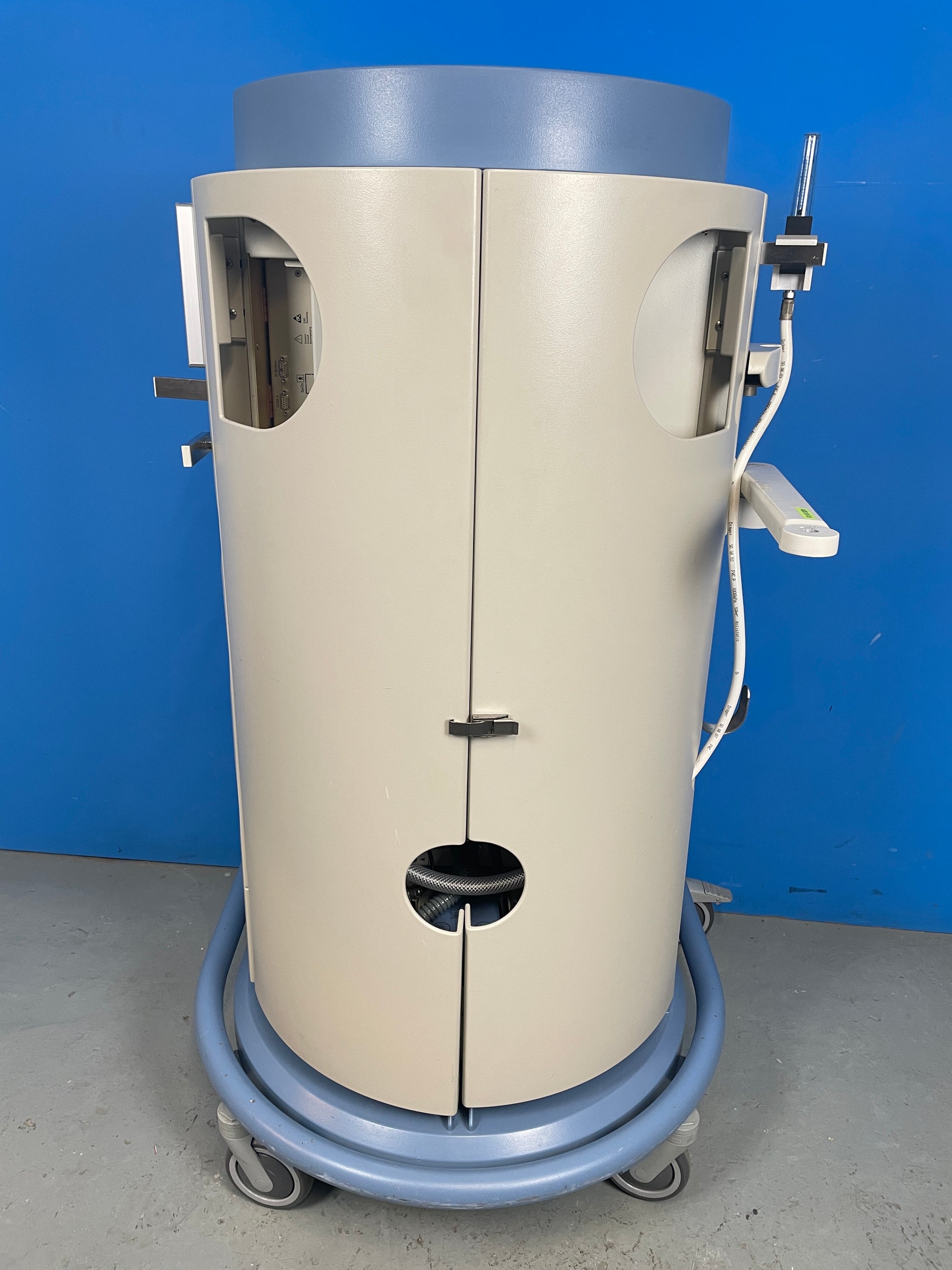 Primus has a built-in uninterruptible power supply UPS which maintains the power supply for at least 30 minutes (up to 90 minutes, depending on the ventilation parameters) in the event of a mains power failure, provided that the battery is charged.