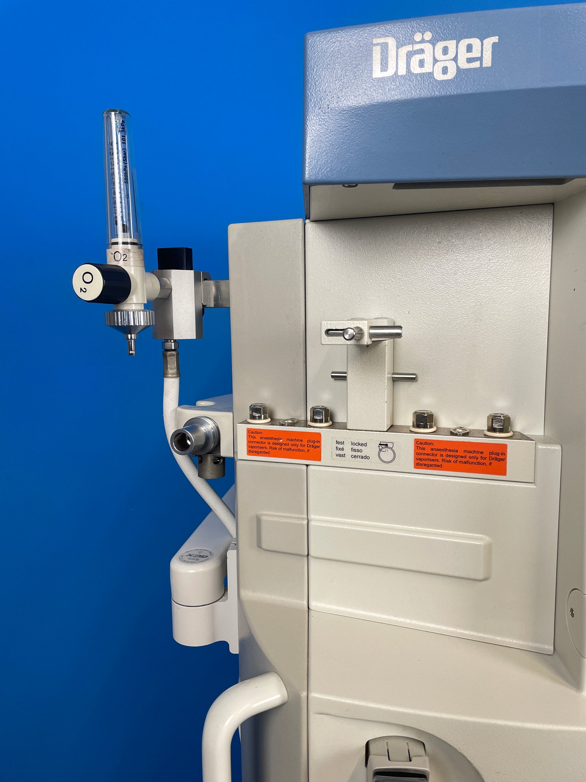 Vaporizers are mounted in a level position and seated securely on the mounts.  Connect each breathing hose to the inspiratory port and expiratory port, optionally with microbial filter