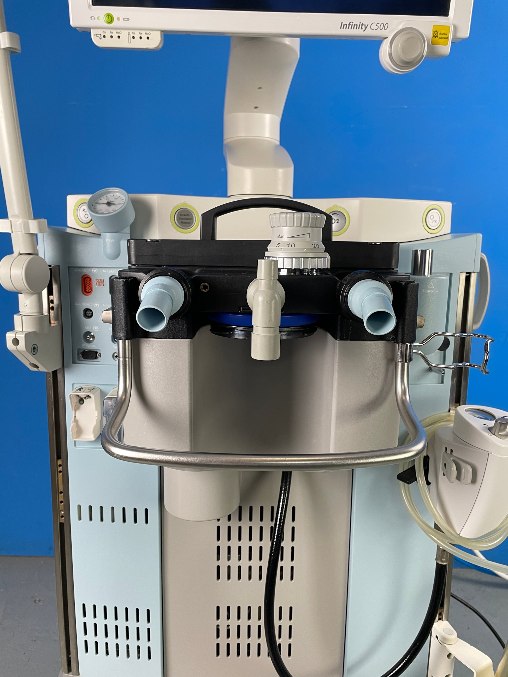 Lowest possible consumption of an anesthetic agent and oxygen to save costs per anesthesia procedure