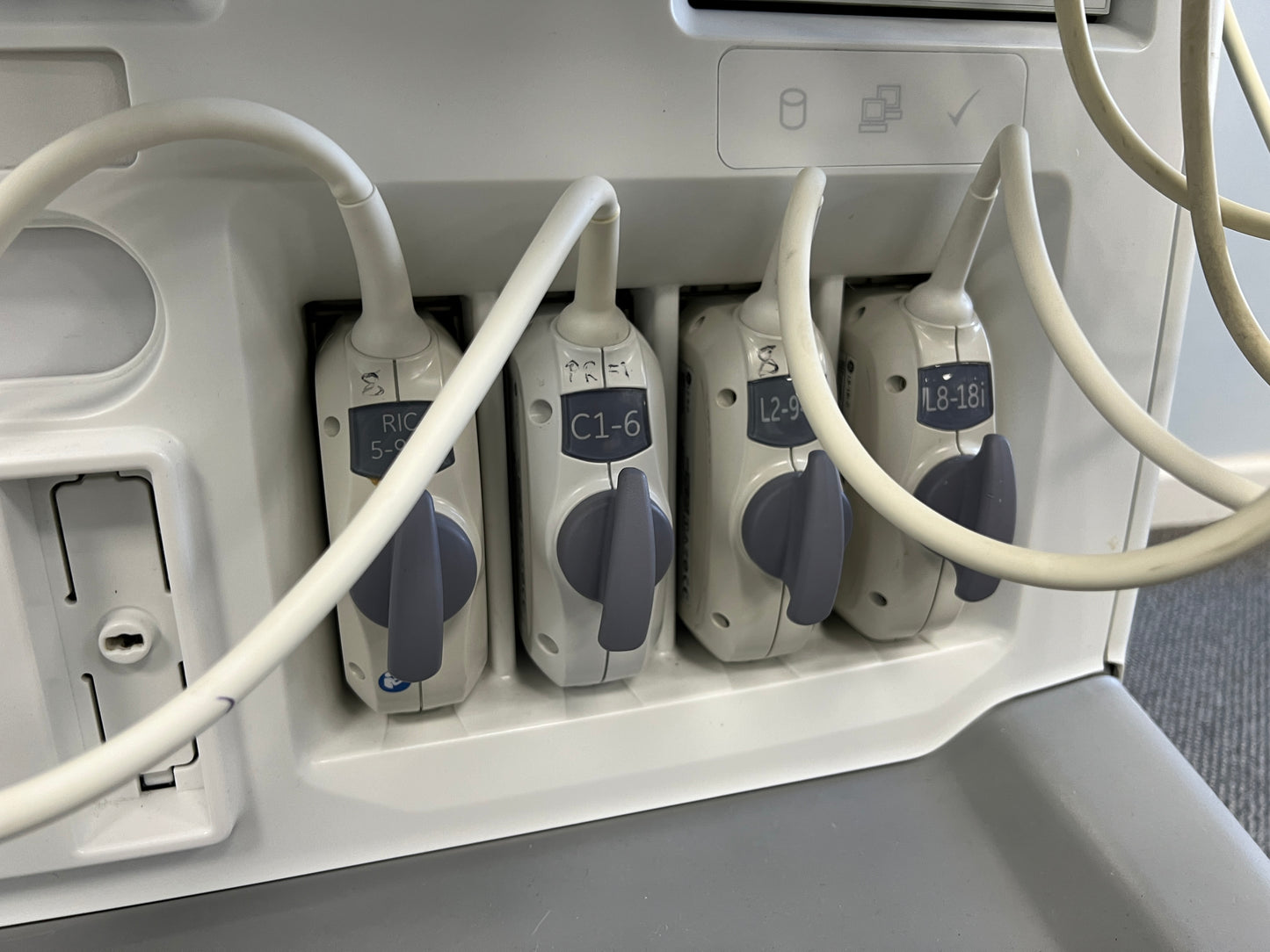 4 active probes and ports Probes linear, curvilinear, and phased array connecting ports including USB recording • Fast USB 3.0 connectivity • Easy DICOM® integration