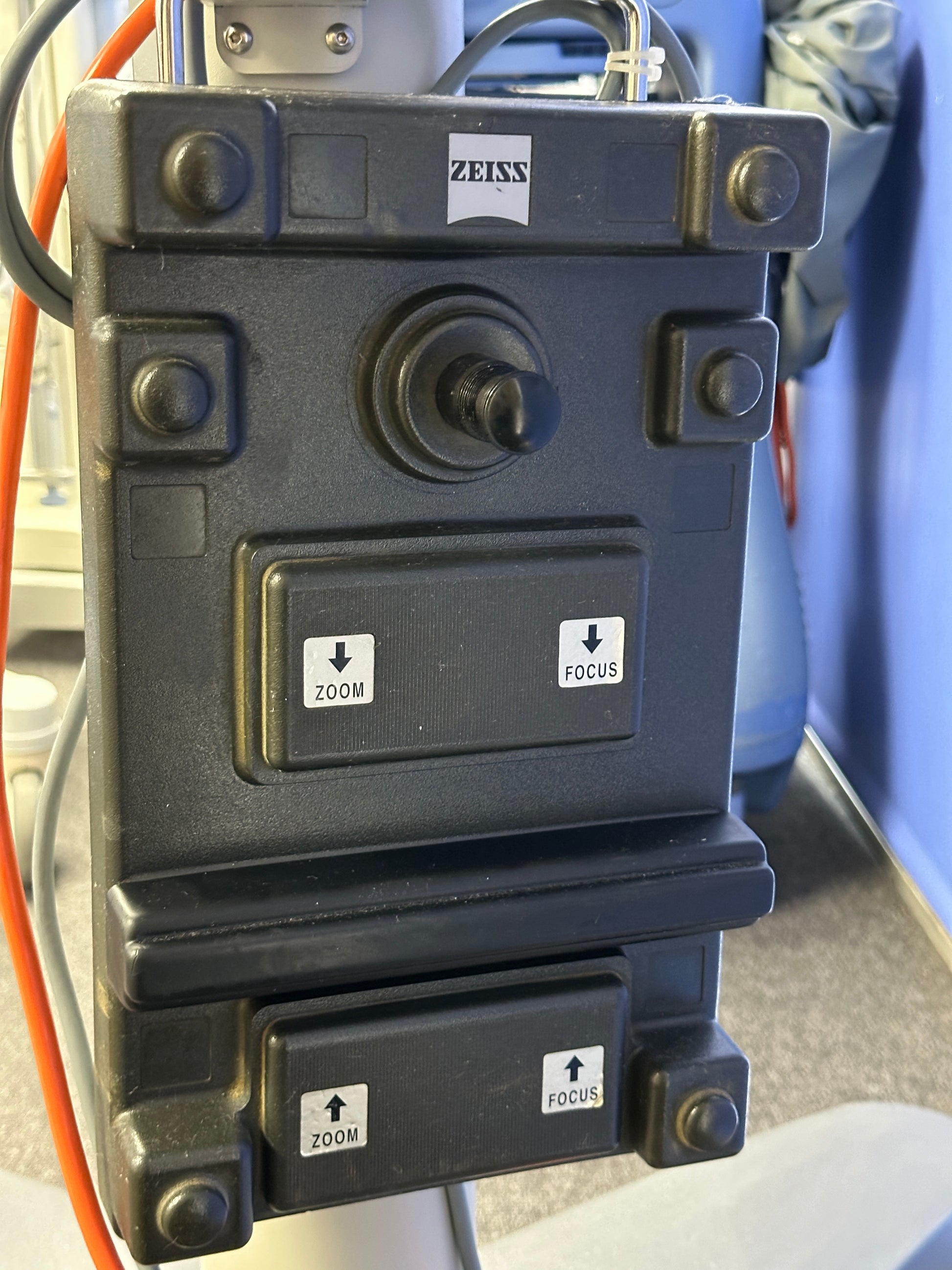 The footswitch operated motorized zoom, focus and X-Y movement are all working.