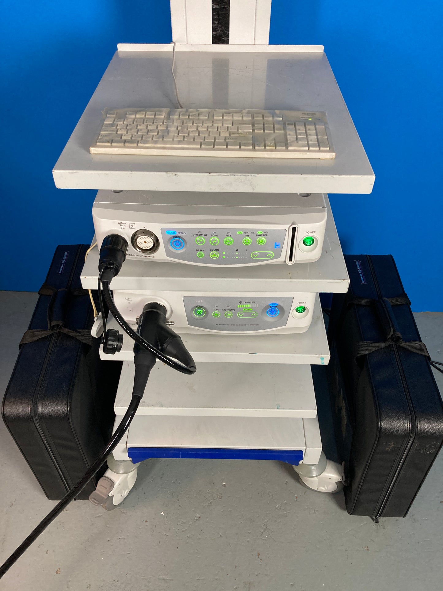 VP-4450HD High-quality images provided by HDTV and DVI outputs keyboard on stack