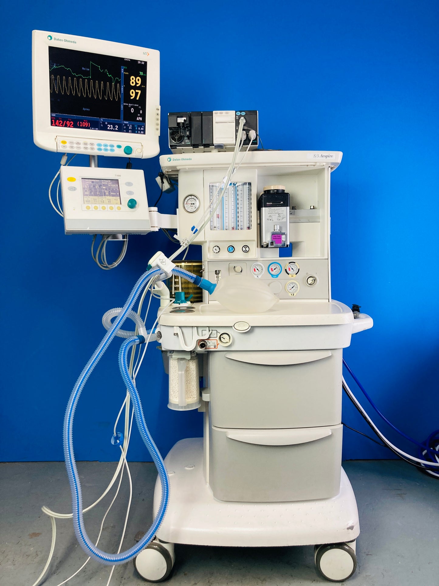 he S/5 Aespire is a compact, integrated and intuitive anesthesia delivery system. The ventilator portion provides mechanical ventilation to a patient during surgery as well as monitoring and displaying various patient parameters. Aespire 7100 was tested with medical air and test lung and complete ventilation cycles were delivered.