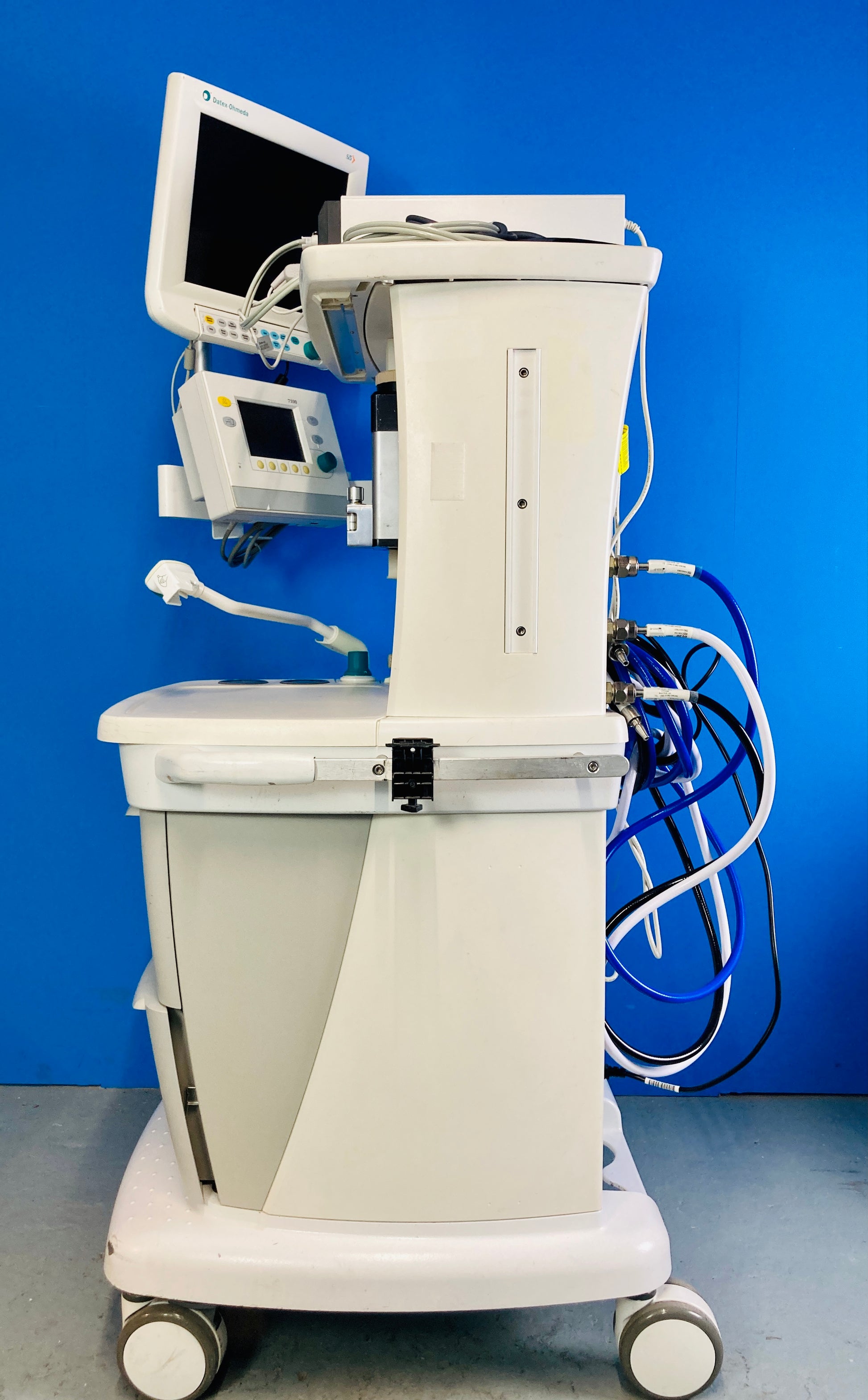 Aespire 7100 is equipped with a fully integrated workstation, with a large workspace and connections for additional O2 and suction control.