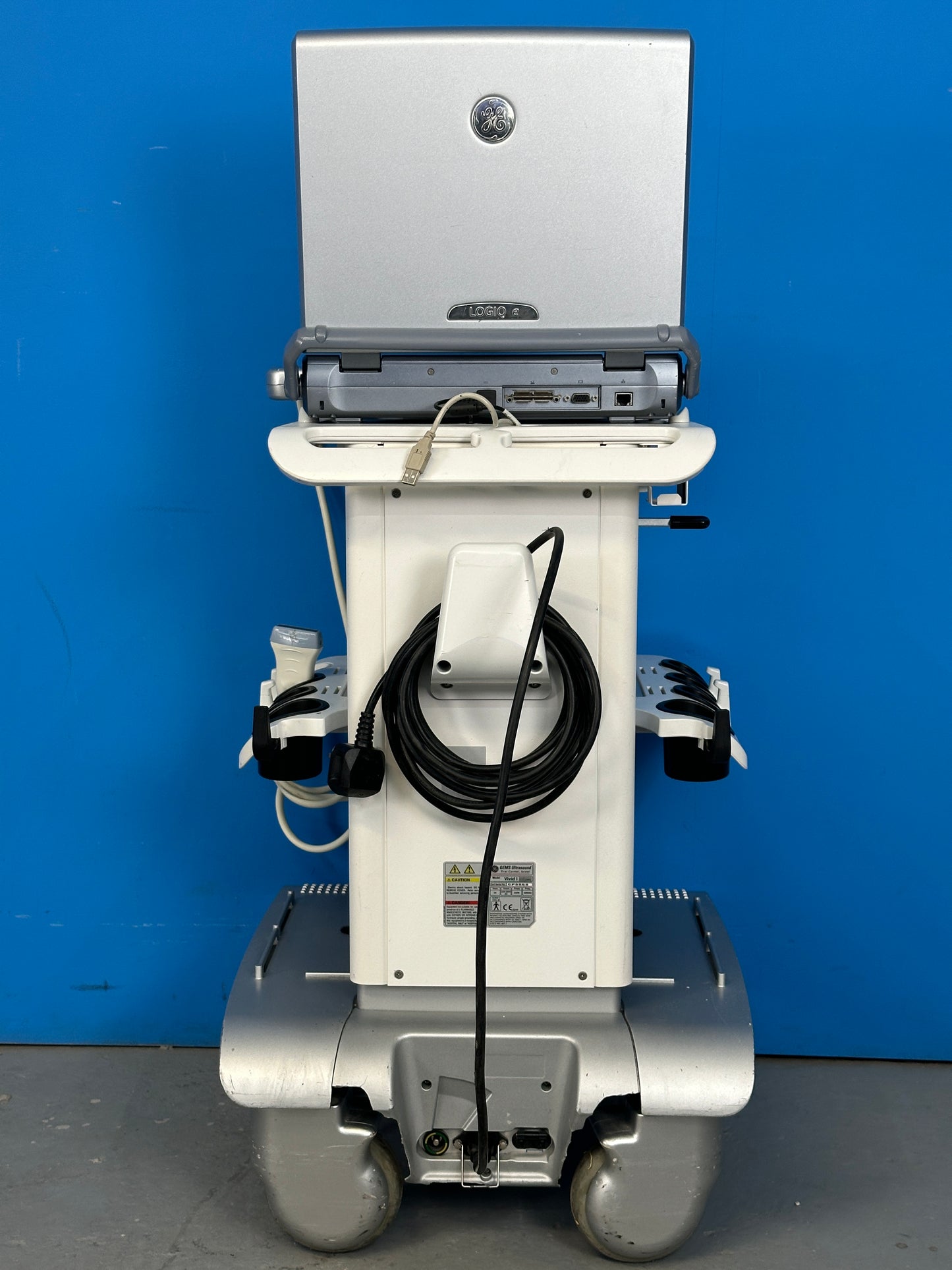 ultrasound system powers up and completes the initialisation process successfully