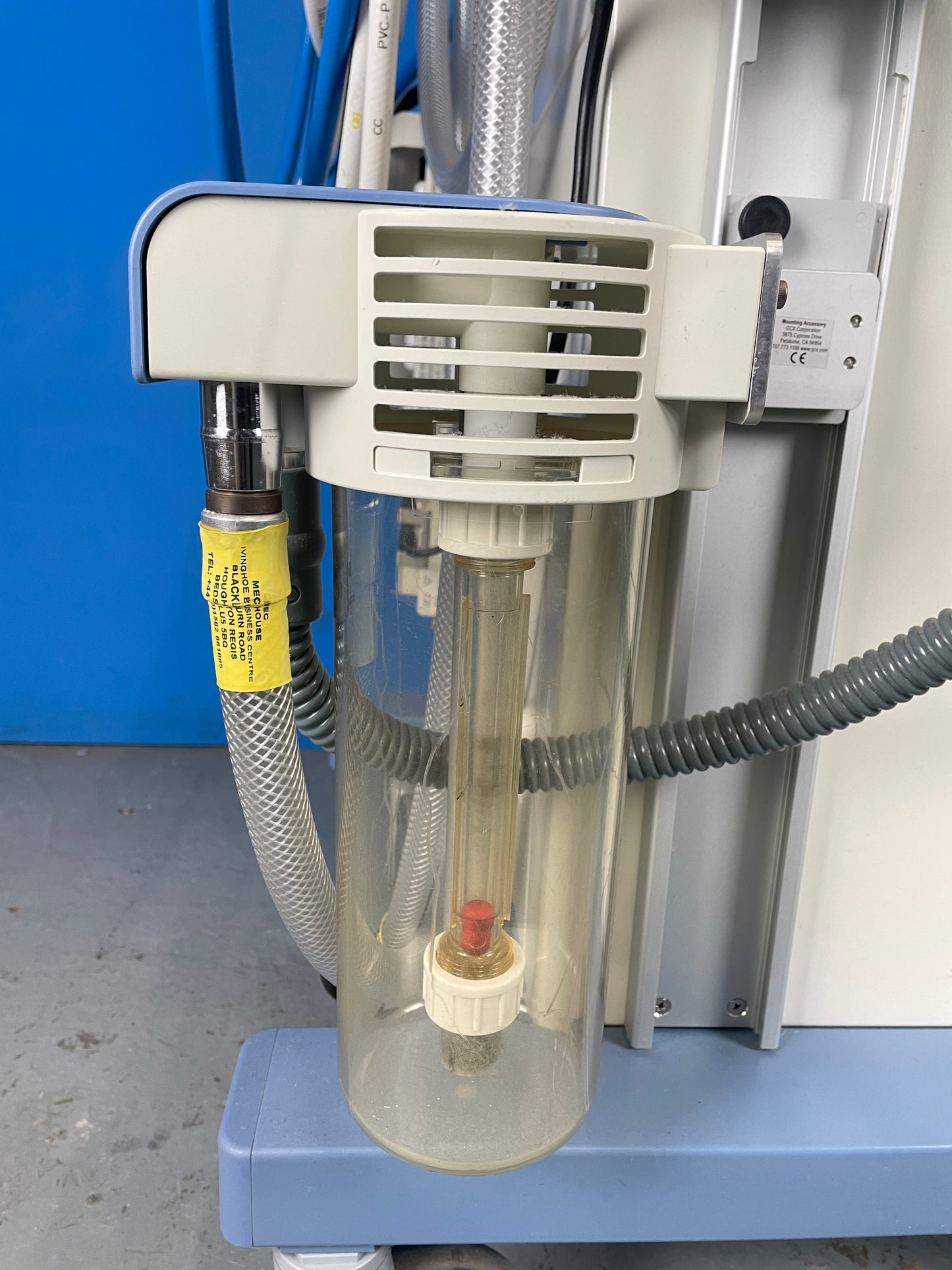 Connector for O2 cylinder with threaded connector
