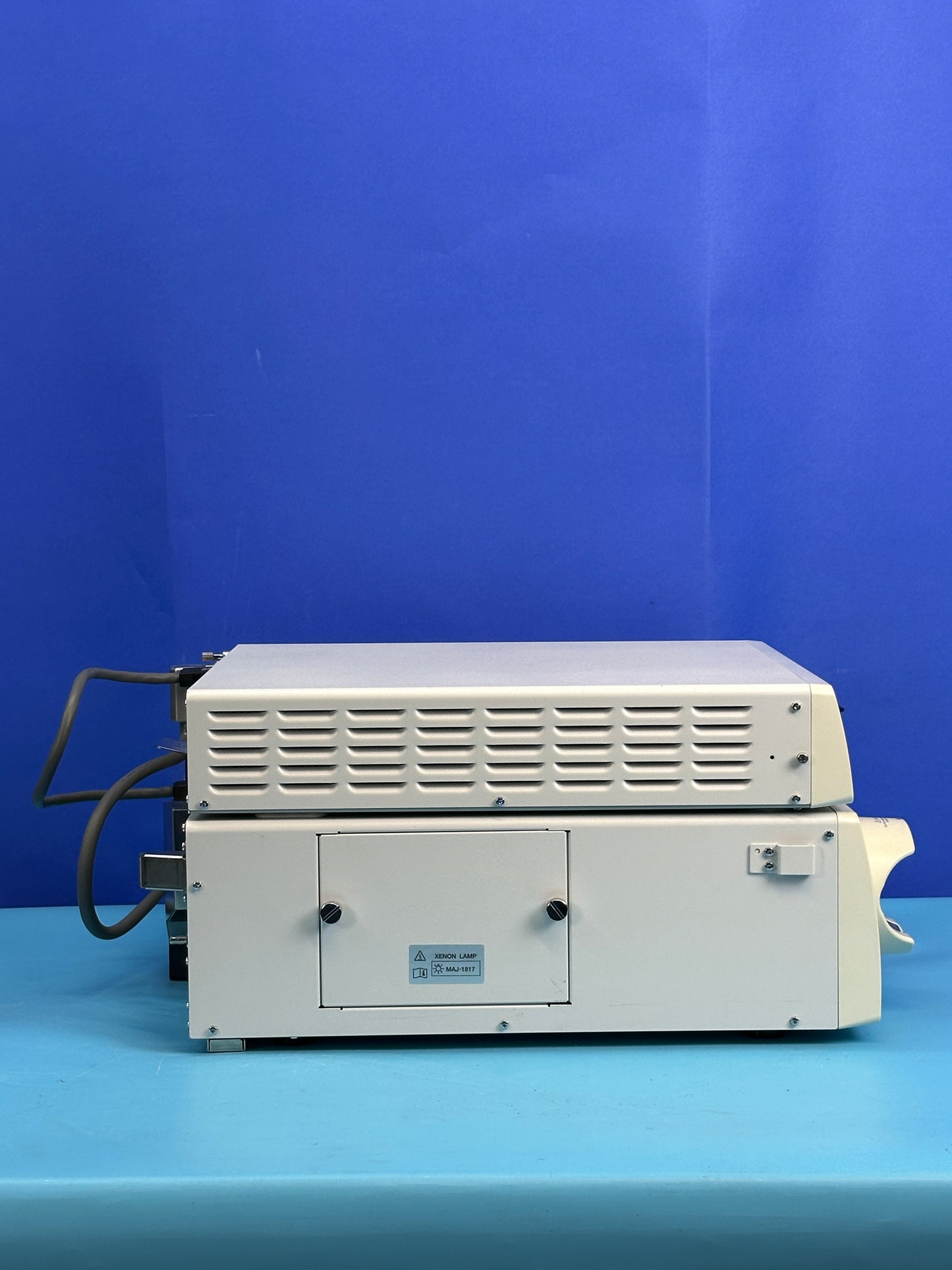 a unique OLYMPUS innovation based upon an innovative two-stage optical system enables the user to switch between two focus settings