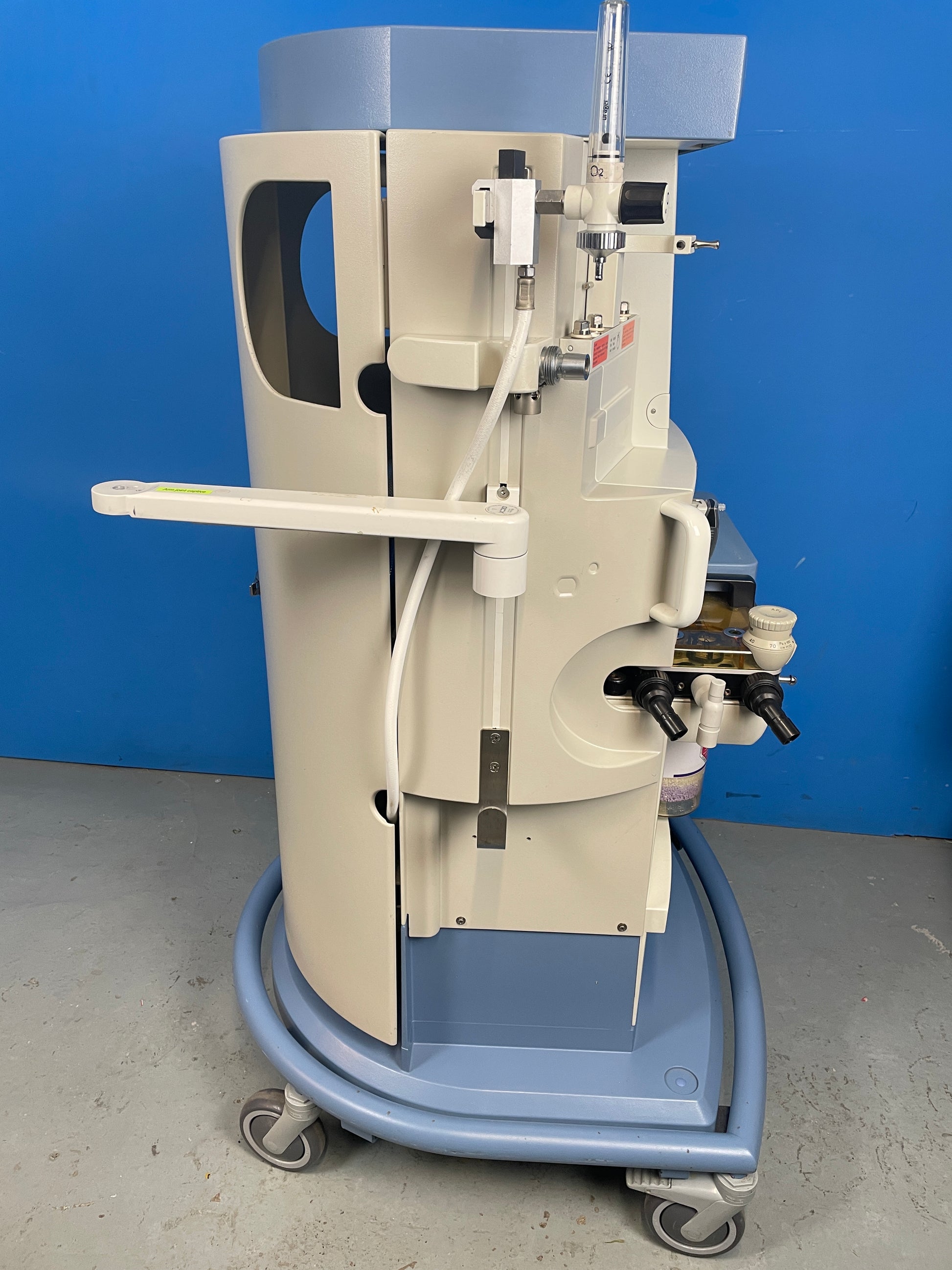 The Primus has two auxiliary outlets on the rear of the machine. Each outlet is rated 4 amps and protected by safety fuses.