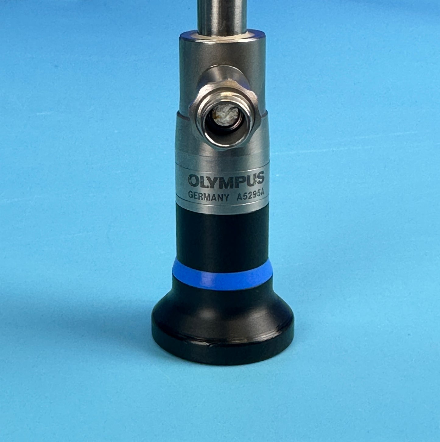Olympus 30 degree Laparoscope Light Post beautiful Proximal End offers improved contrast through even light distribution across the entire field of view.