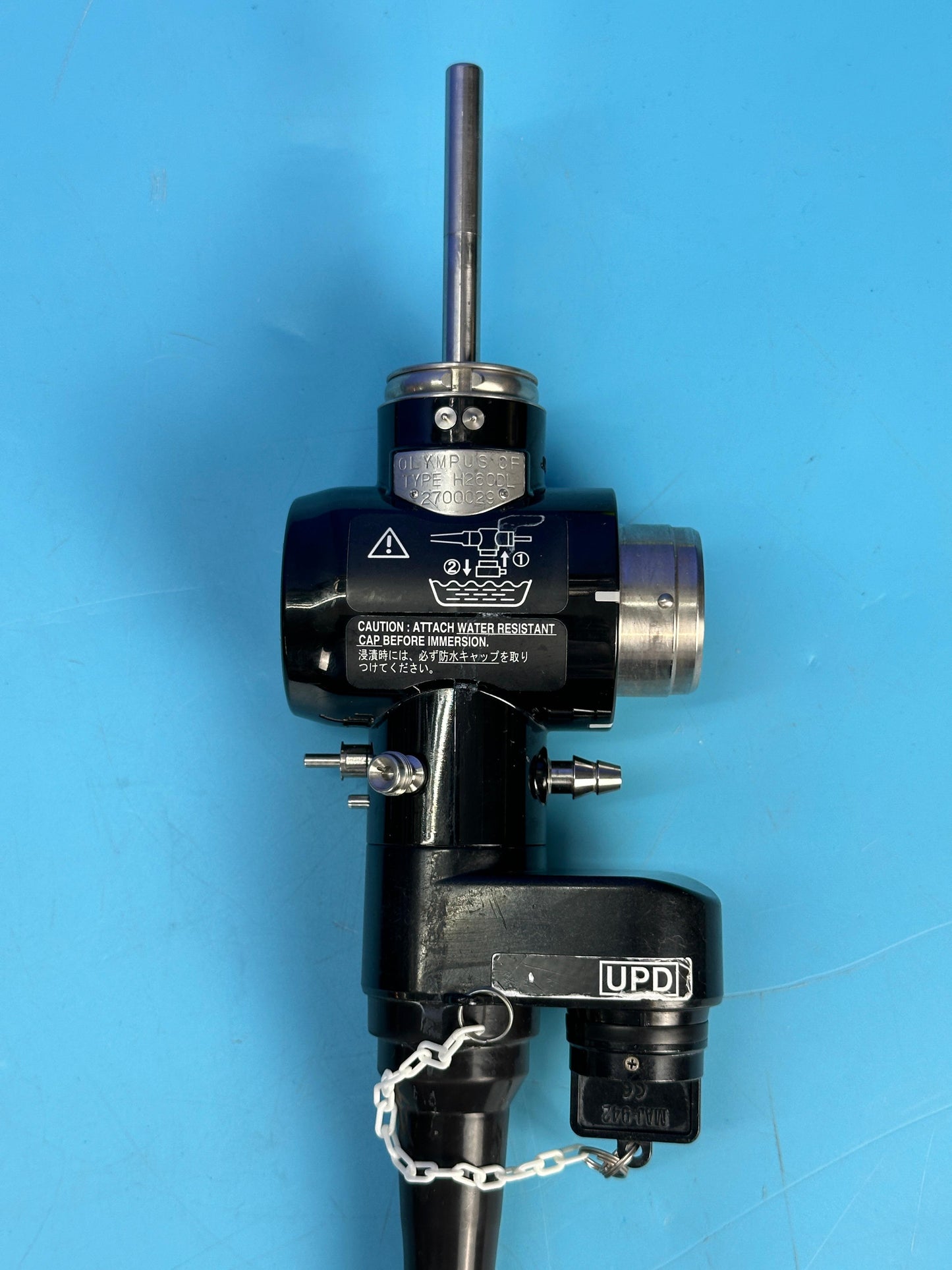 Connects the endoscope to the output socket of the light source and transmits light from the light source to the endoscope.