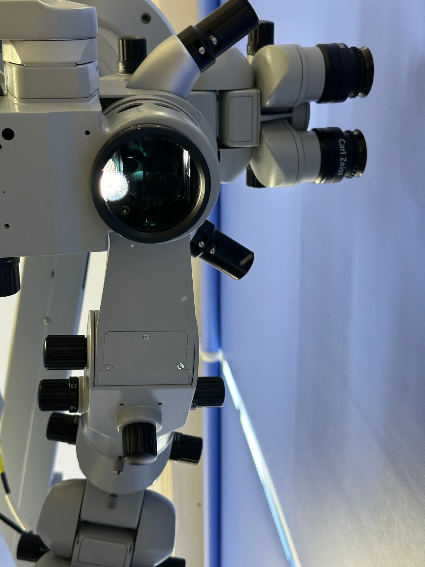 The 1Chip HD camera system:
with an integrated monitor for viewing videos provides excellent visualization of natural color renditions and crisp anatomical details.