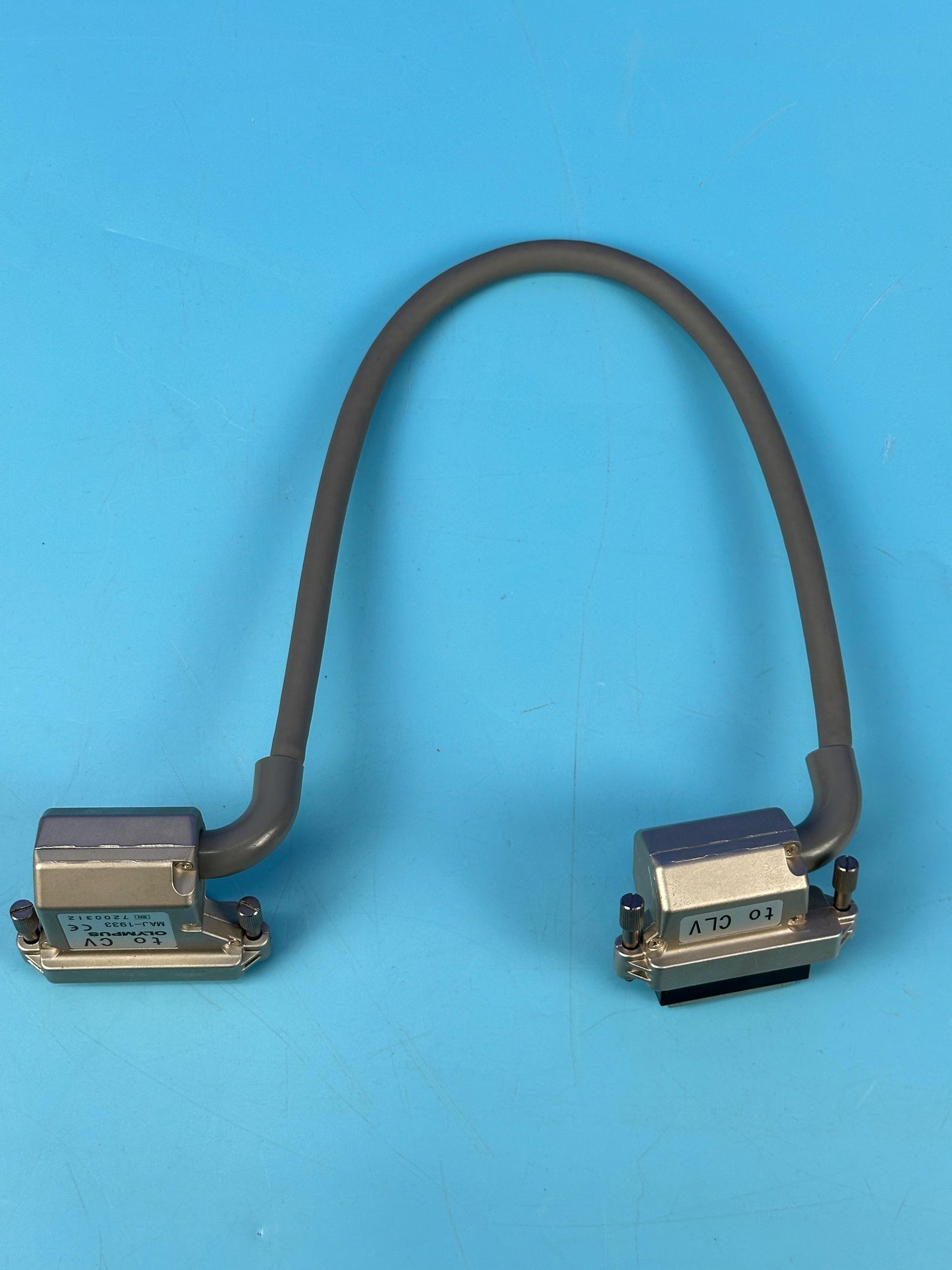 It enables the light source to provide illumination for visualization during procedures.