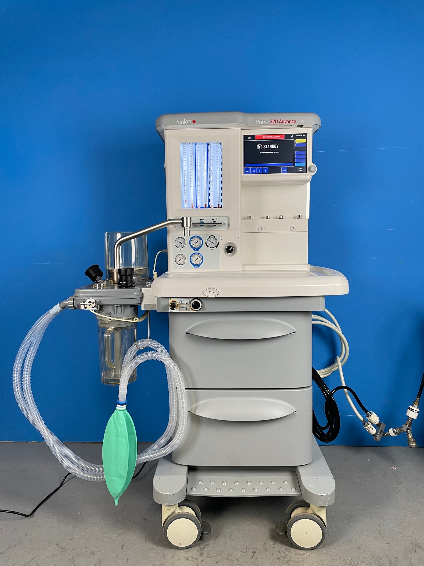Clinician-focused choices and benefits, including colour touchscreen display, up to Eight ventilation modes and optional CO₂ and SPO₂ monitoring.