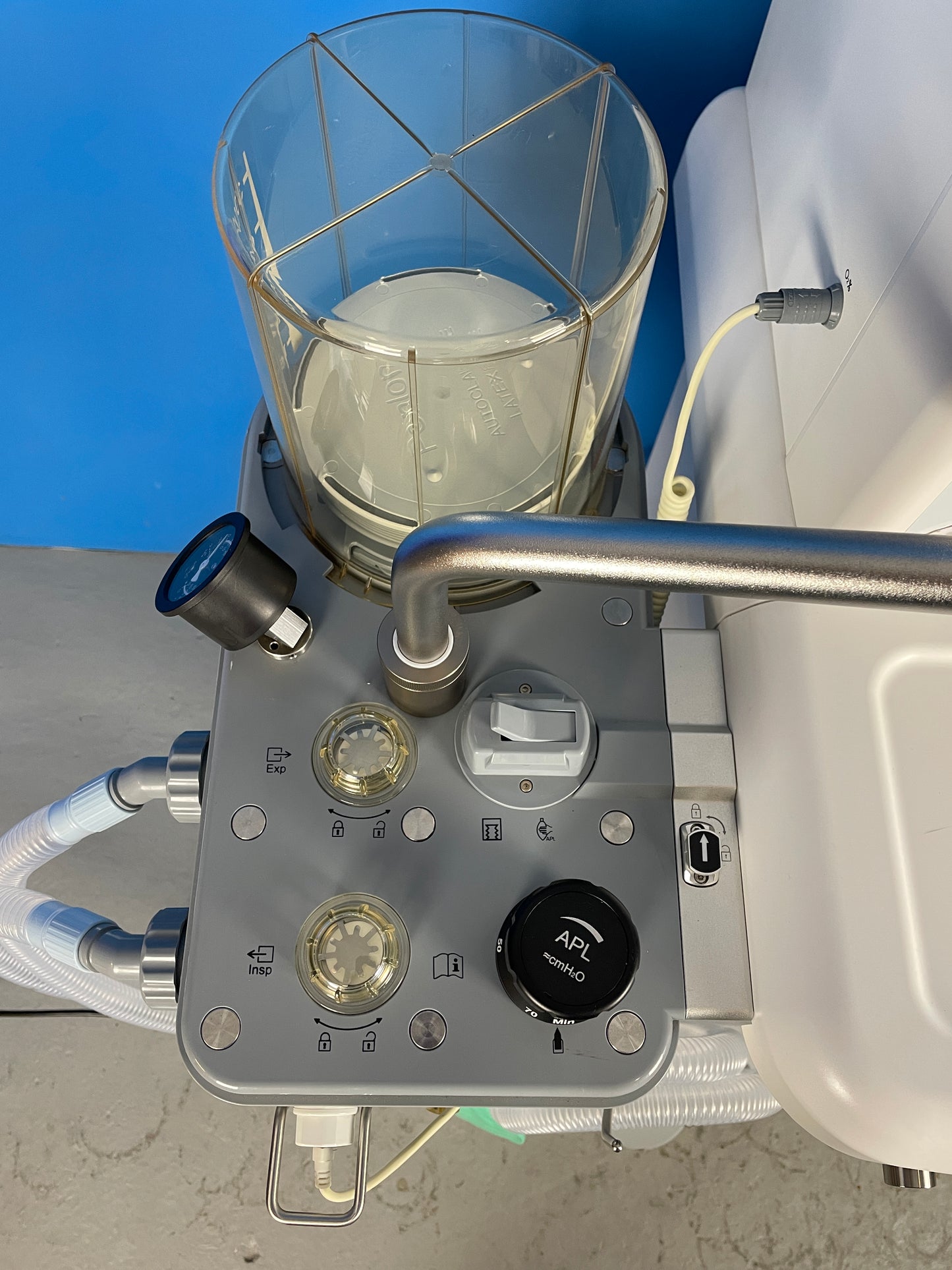 A high performance absorber with a ventilator interface as standard that provides ventilator mode switching, triggered by the bag/ventilator control.