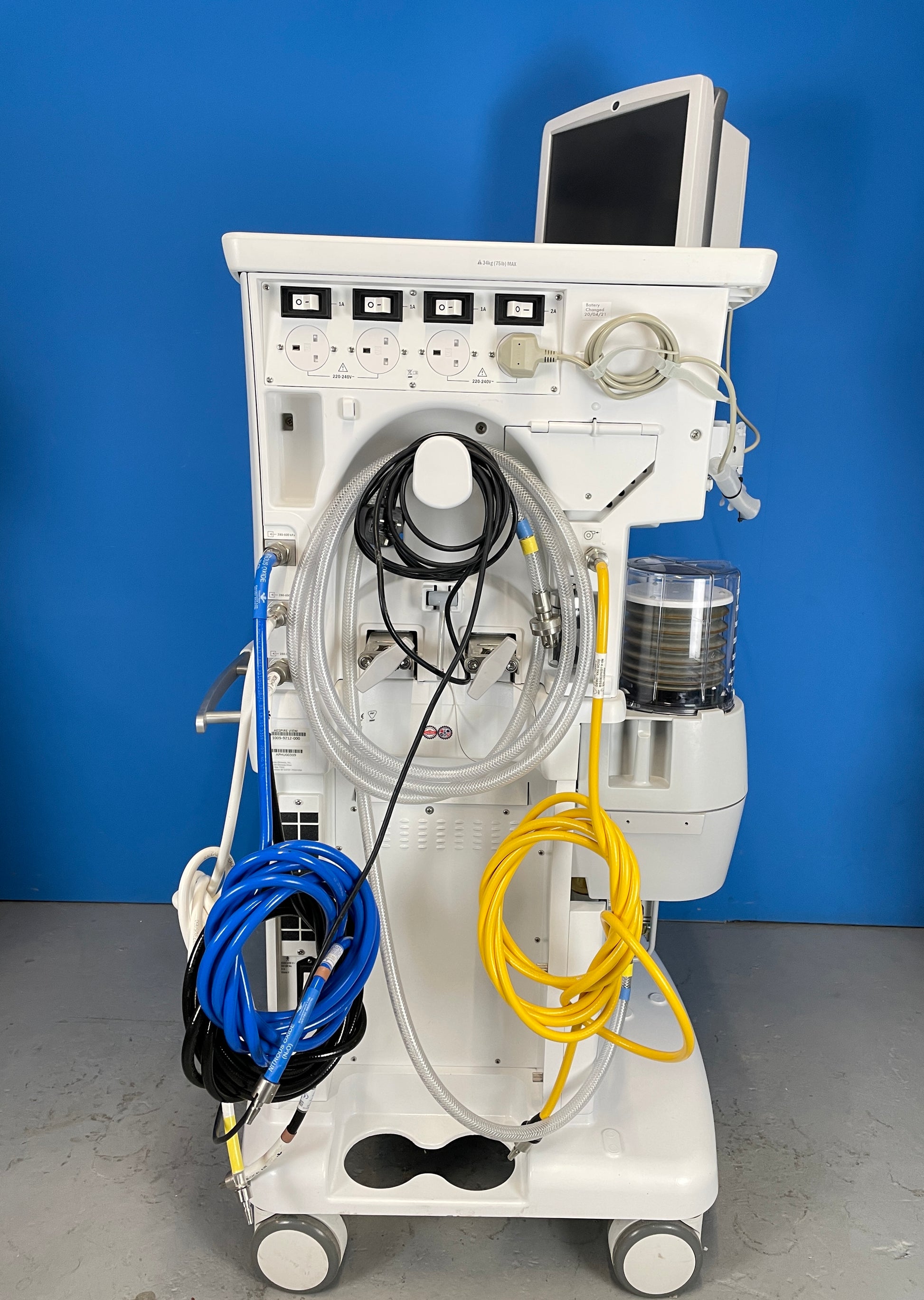 at the back of Aespire View the common gas outlet to which the breathing circuits are connected to provide the anaesthetic vapour containing O2 enriched gases to the patient.