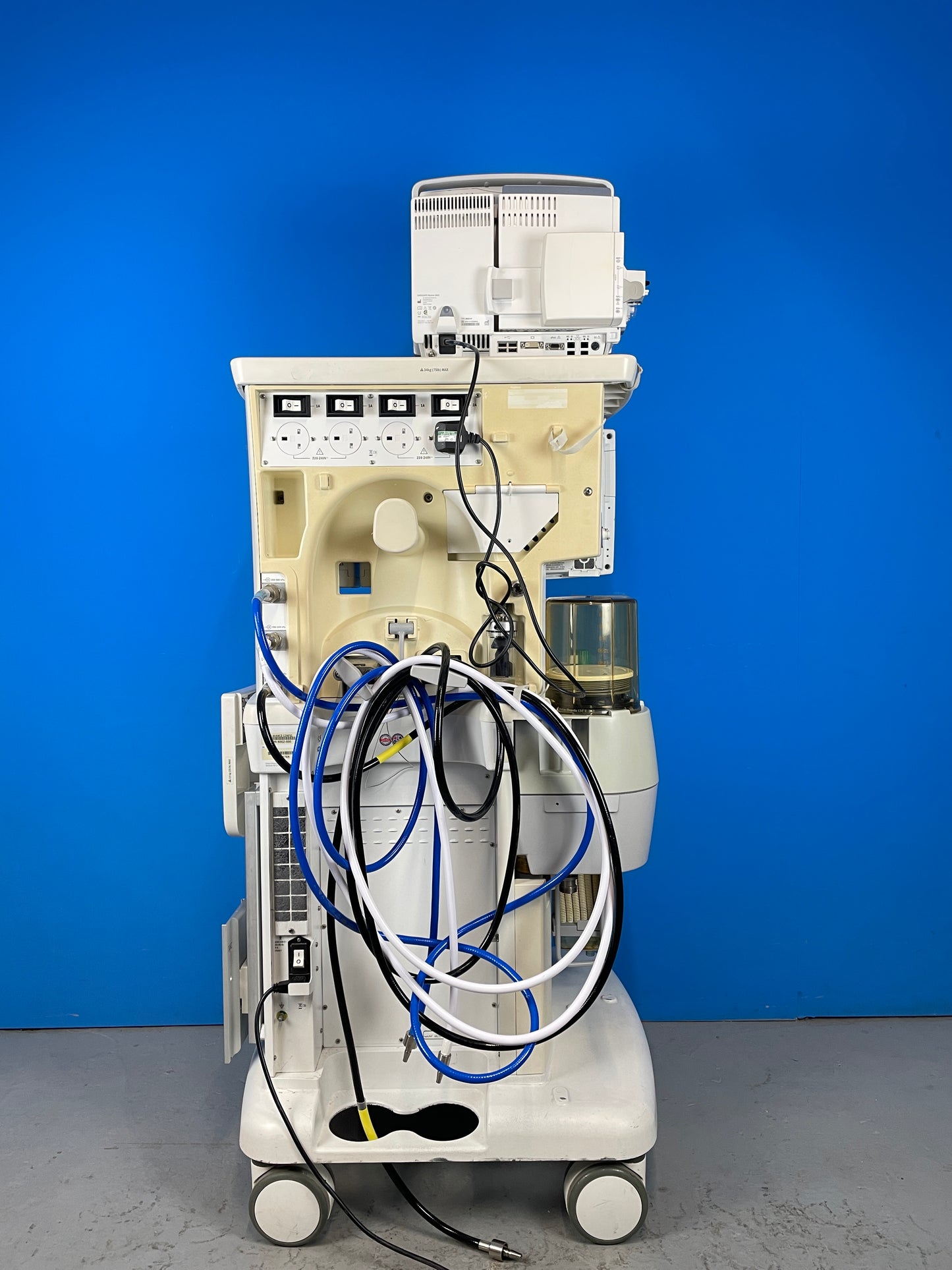 Datex Ohmeda Avance S/5 rear side with hoses