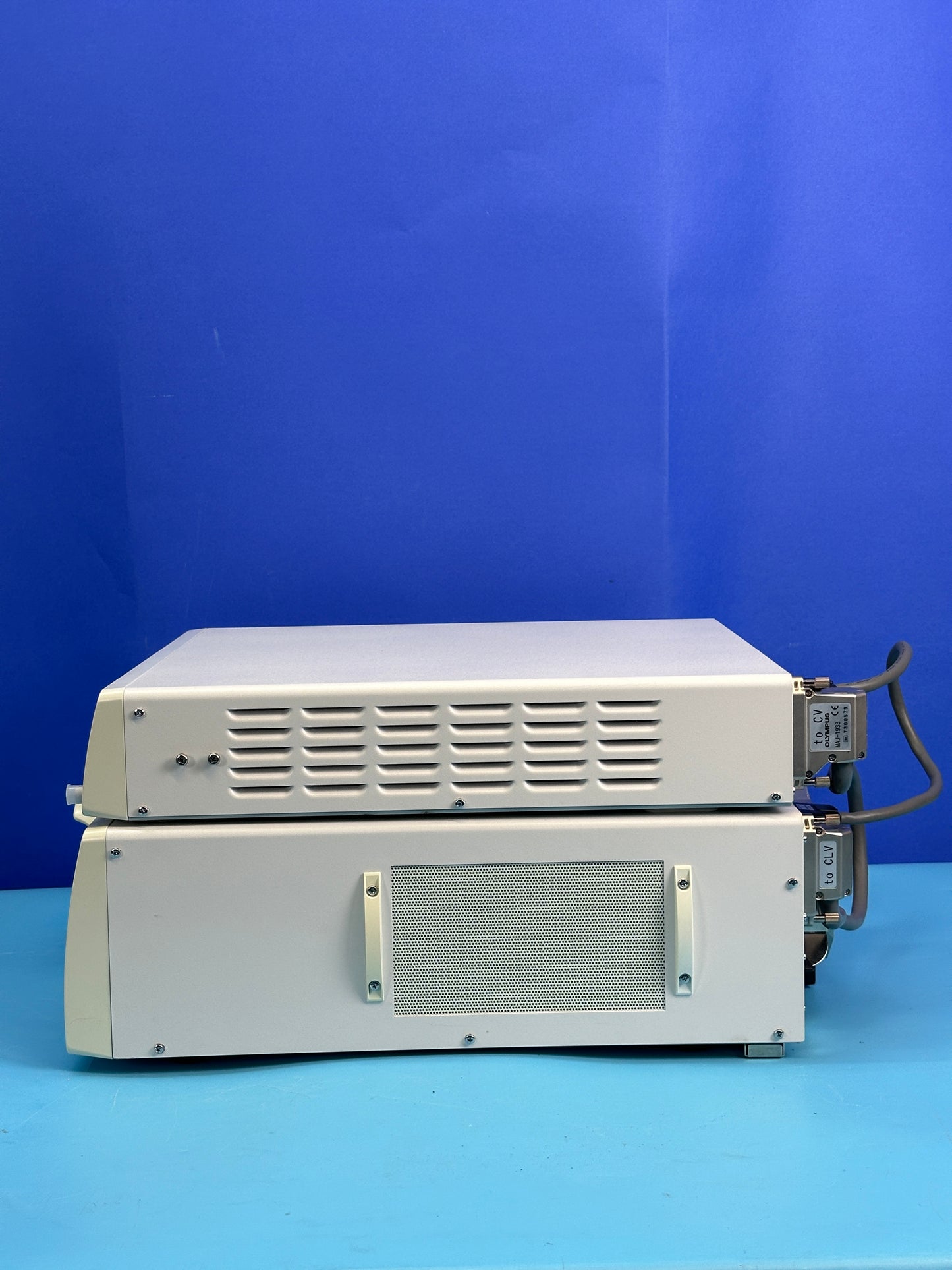 The new one-touch Connector enables a one-step connection to the light source and does not require a separate video cable for connection to the video processor