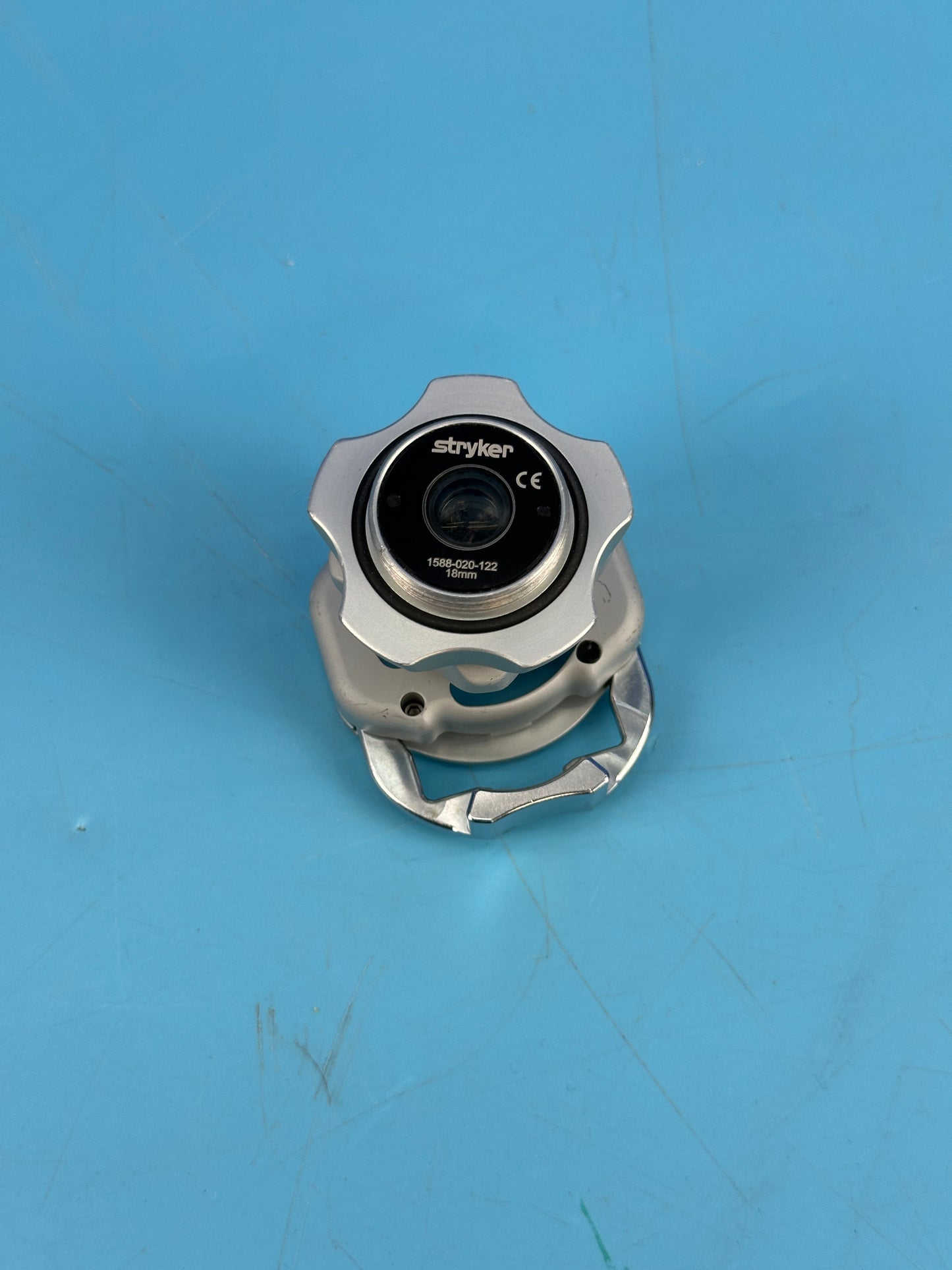 It provides a focusing ring to adjust image sharpness.