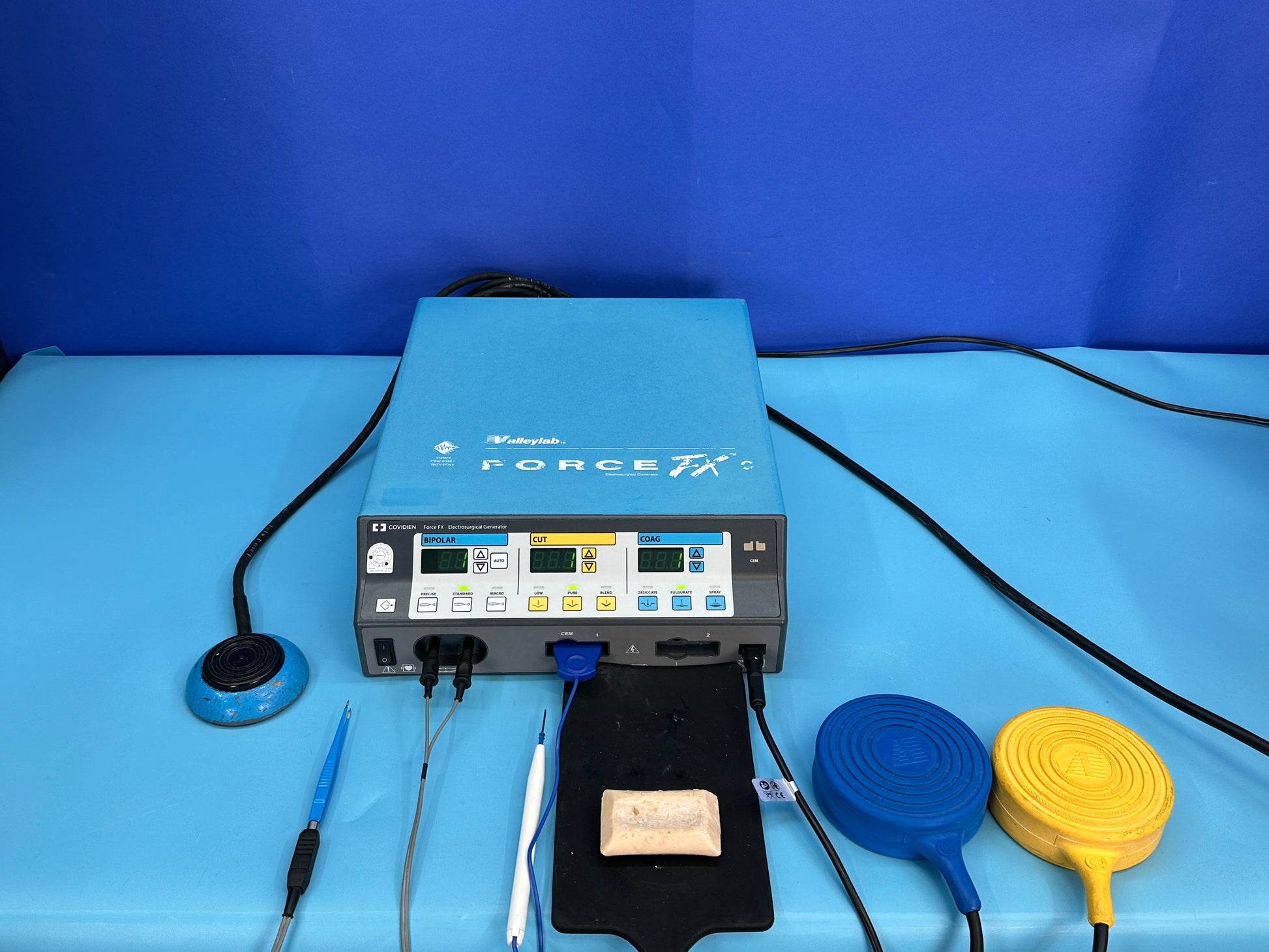 Valleylab Force FX 8C enables the use of handset or footswitch controls to activate the generator. Display screen and control panels are in good working order and the patient return plate monitoring circuit is also functional.