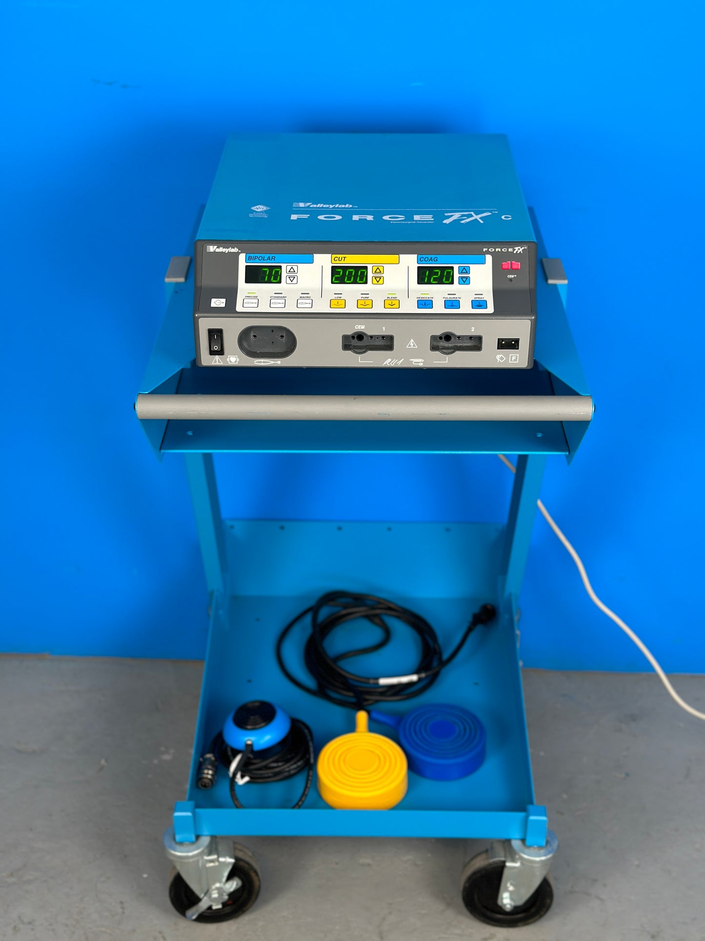 Valleylab Force FX 8C enables the use of handset or footswitch controls to activate the generator. Display screen and control panels are in good working order and the patient return plate monitoring circuit is also functional.