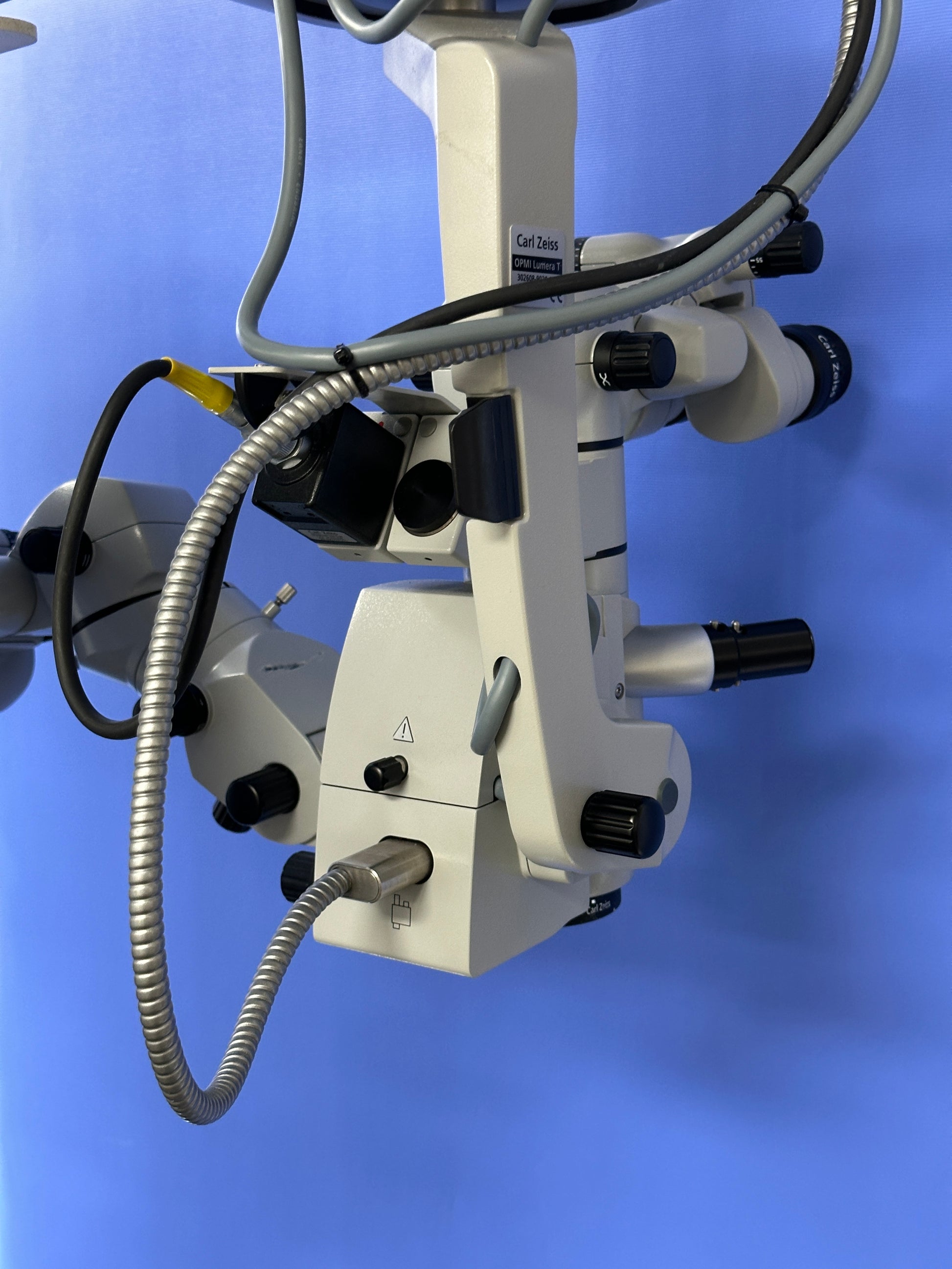 Objective lens f = 200 mm (f = 175 mm optional)   Deep View depth of field management system