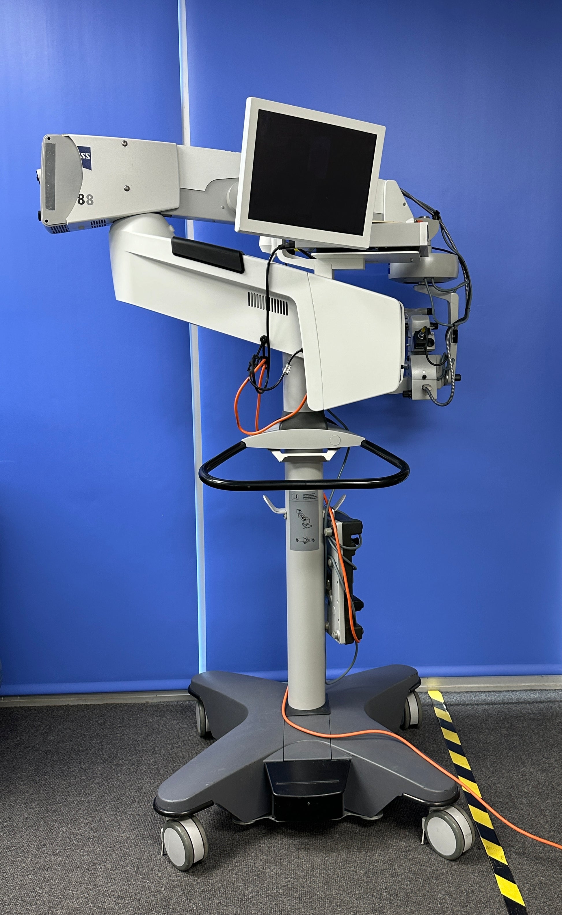 Zeiss Lumera T can be equipped with a completely integrated assistant’s microscope