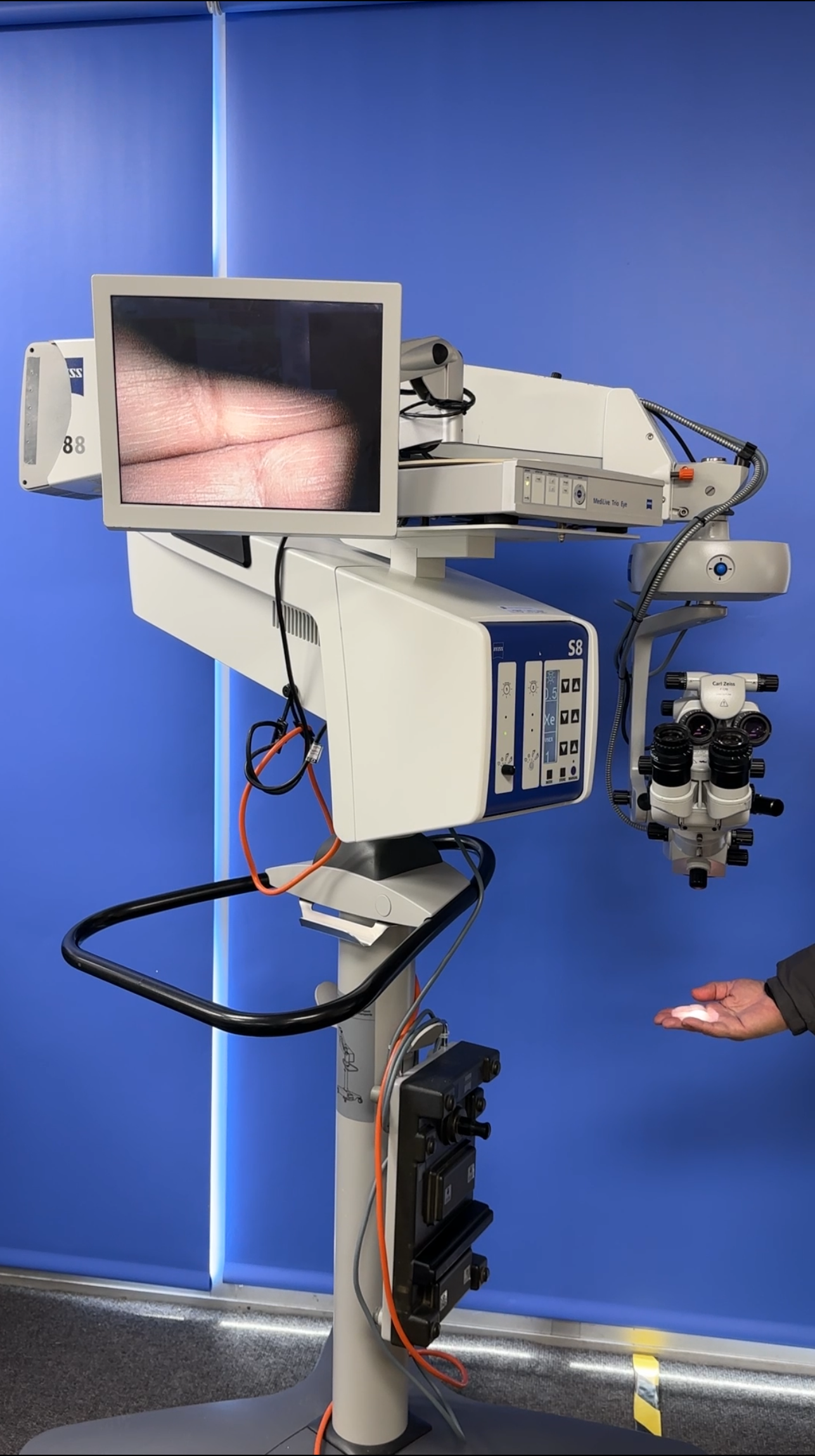 The microscope image displays optimum contrast and excellent detail recognition along with a large depth of field.