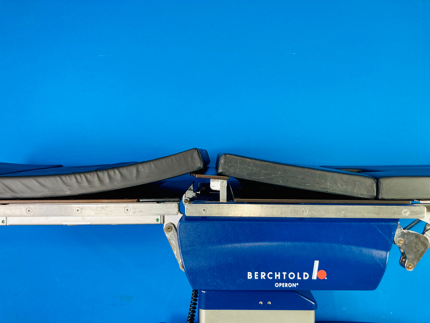 Surgical Operating Table Berchtold Operon D820 4 base control cylinders