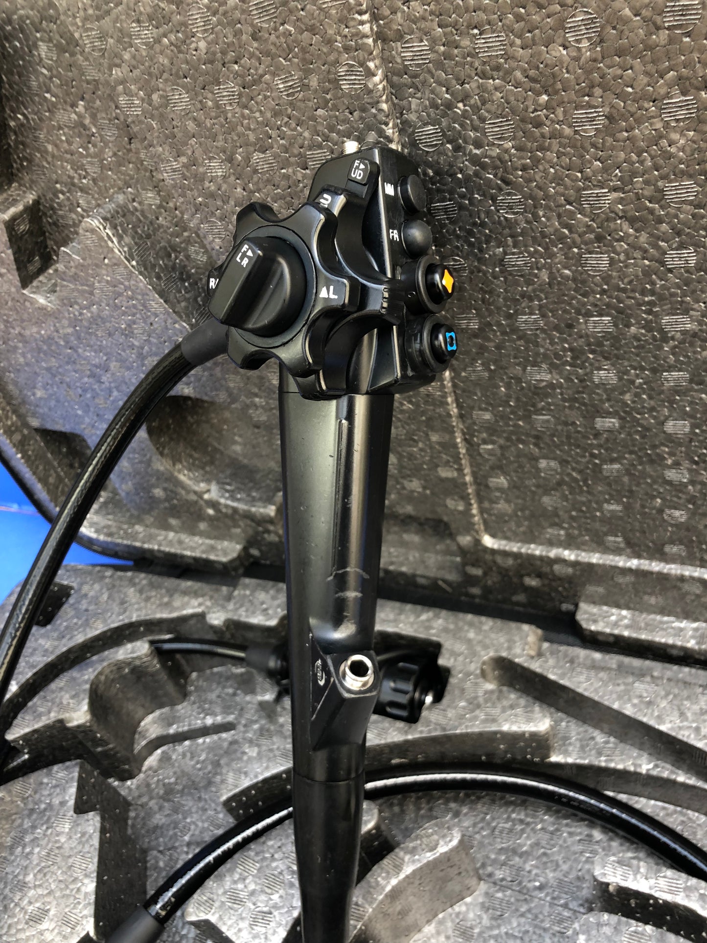The knob can bend horizontally and vertically, making insertion into the body easy and viewing body cavities from a 360-degree angle possible.