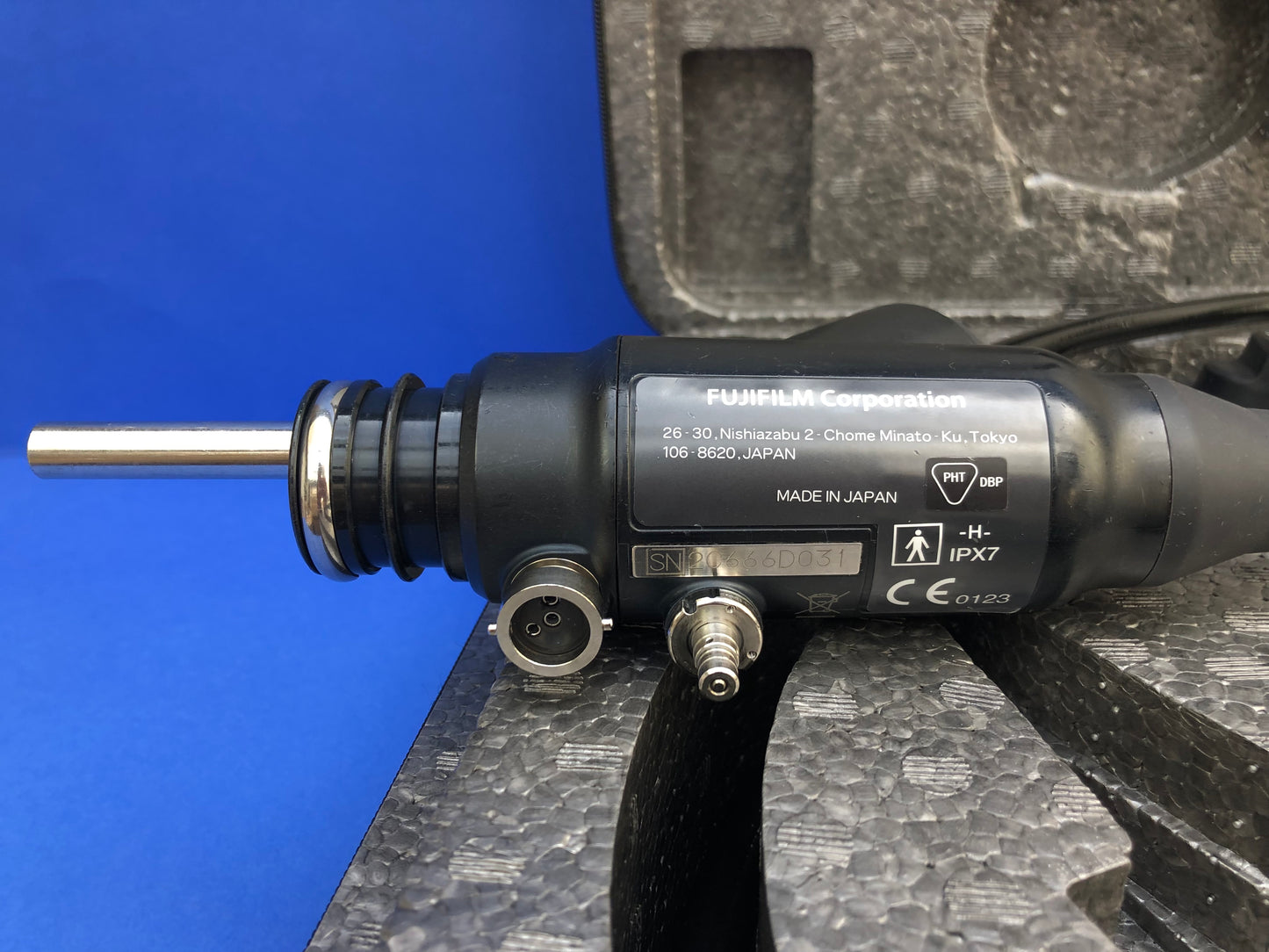 Depressing the suction valve will allow the doctor to use the endoscope to suction any fluids which are obscuring a good view of the tissue. Transmission Window Power-receiving Section Water channel adaptor
