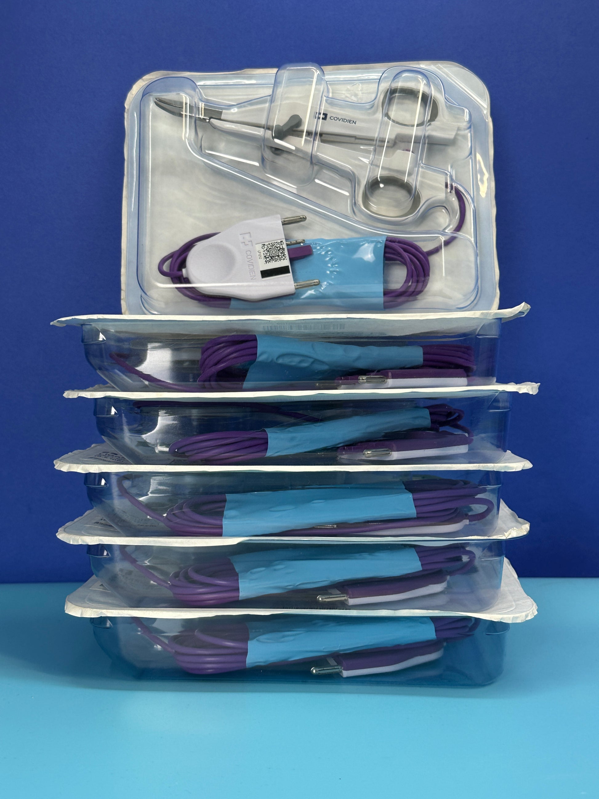 Covidien LF1212 LigaSure™ Curved small jaw sealer/divider provides an integrated cutting mechanism independent of sealing, leaving the critical cutting decisions in the hands of the surgeon