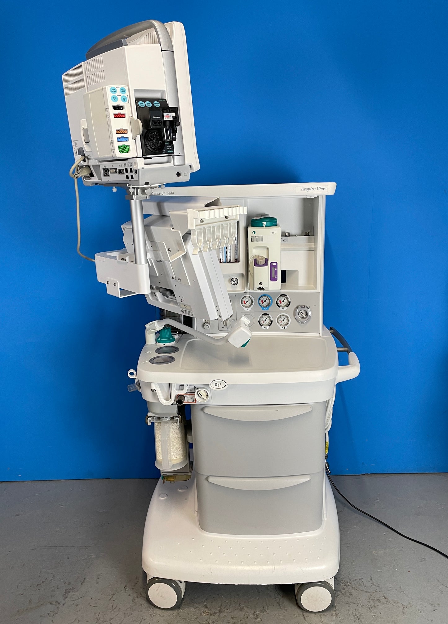 Aespire View offers a large, 12-inch color ventilator display and features GE’s Advanced Breathing System (ABS), which is well-suited for low flow anesthesia