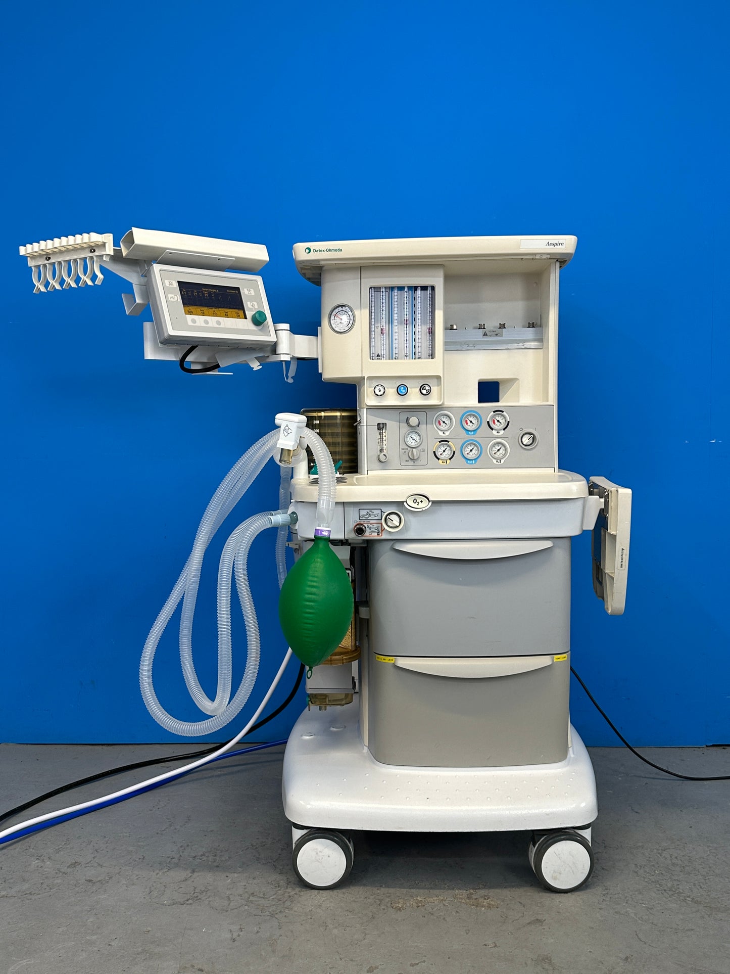 Datex-Ohmeda Aespire 7900 is a compact, integrated and intuitive anesthesia delivery system.