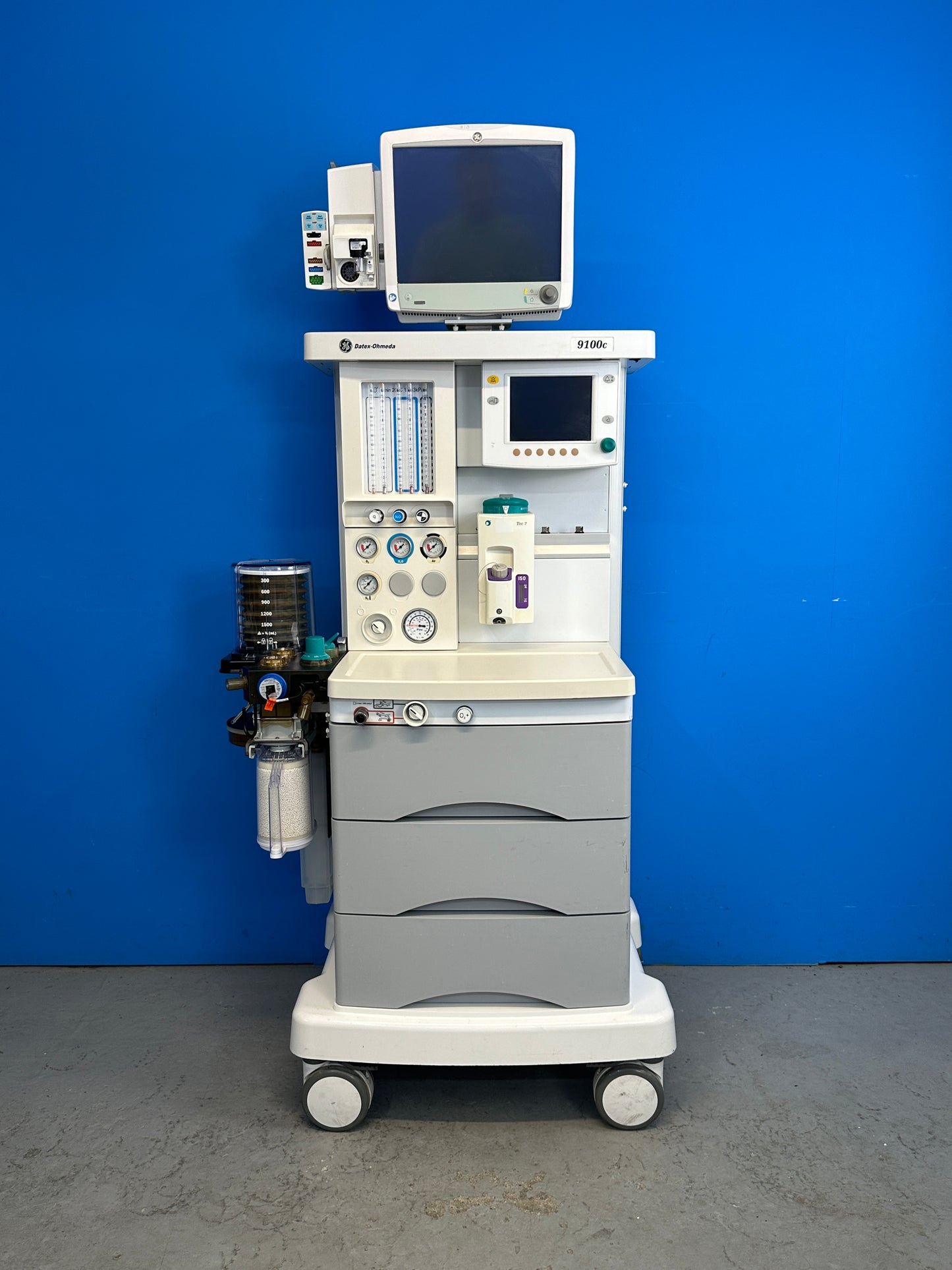 Datex Ohmeda 9100c anaesthetic machine powers up and completes the initial self-test successfully.
The LCD screen, soft keypads and rotary selector dial are working. Screen is in good physical condition.