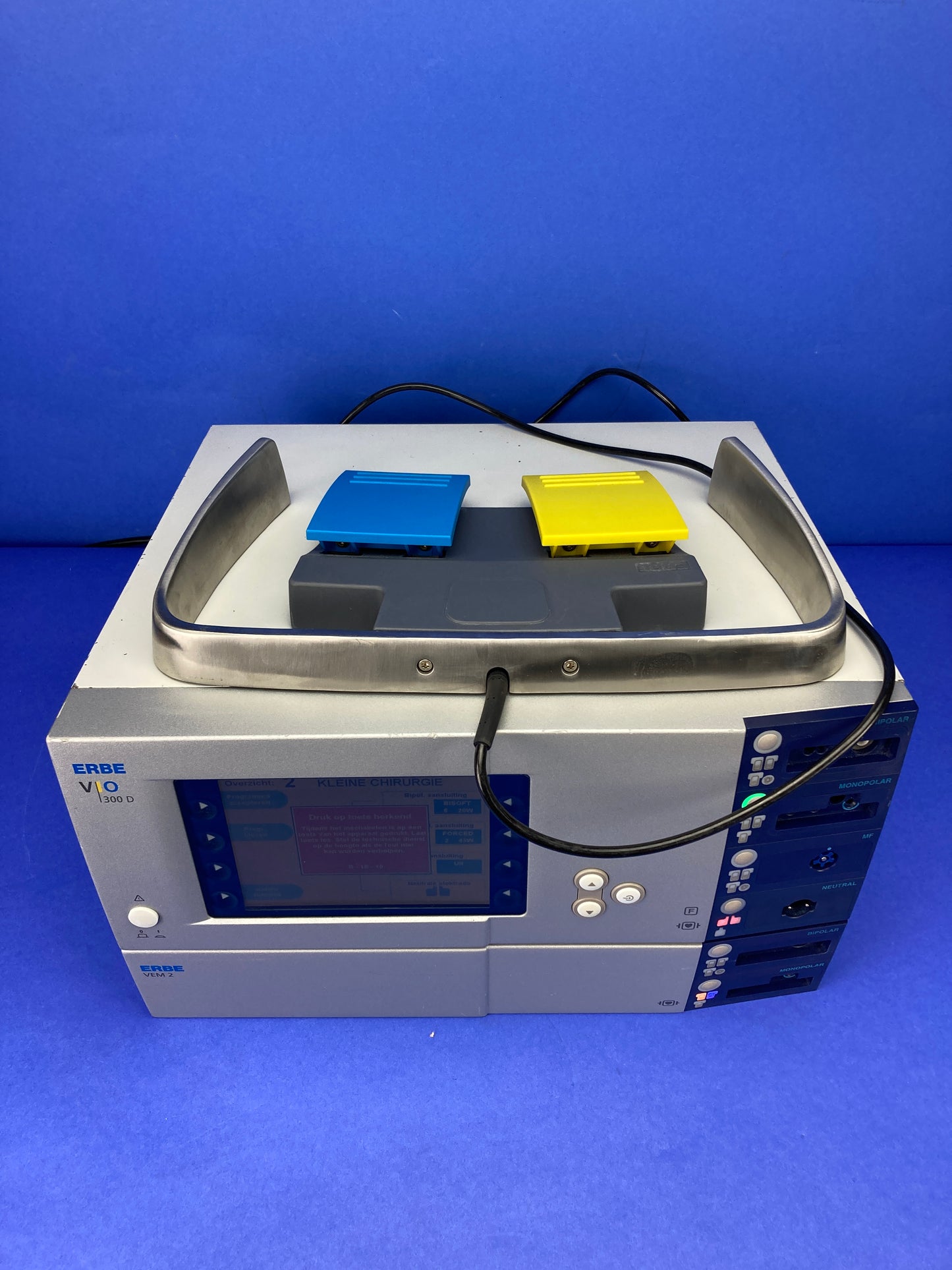 Display panel and controls are in good working order and the patient return plate indicator / alarm are also functional. The argon plasma coagulation (APC2) unit powers up and has been fully tested.