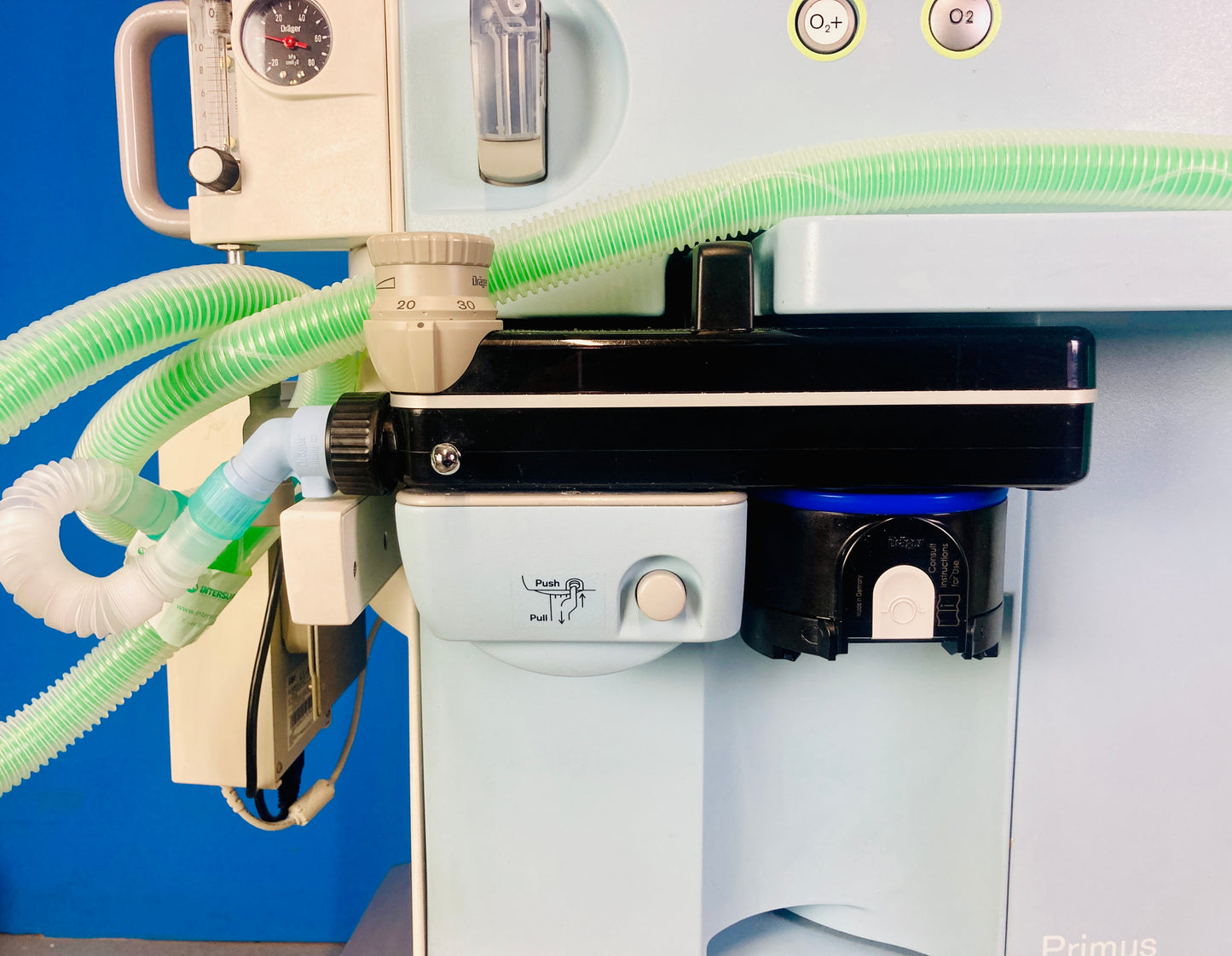 The breathing system is fully clicked into place, the breathing hoses are correctly and securely connected.