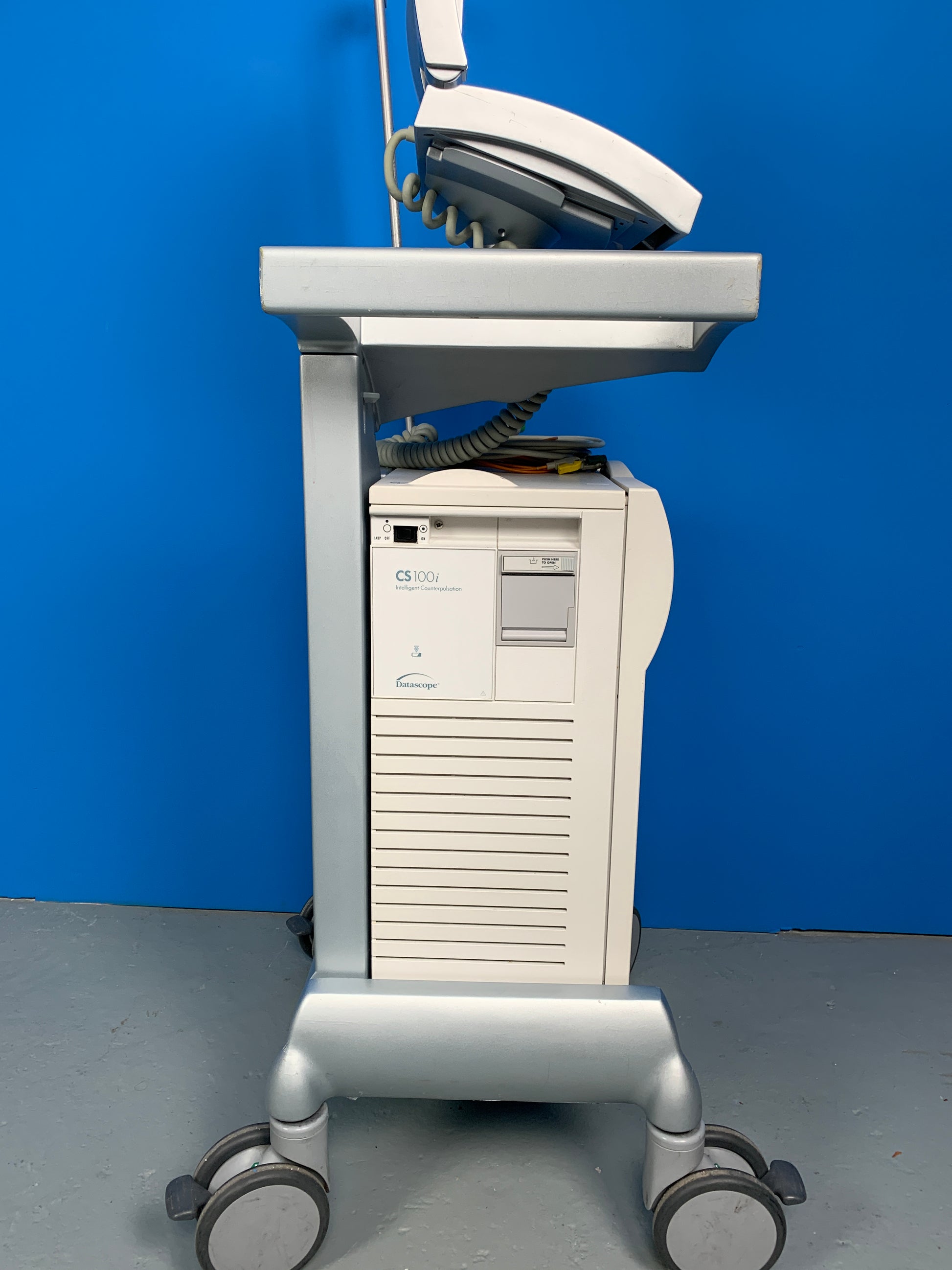 The Datascope CS100 offers a foldable and detachable laptop-style display. The color display screen makes it easier for caregivers to adjust the pump and monitor the patient remotely